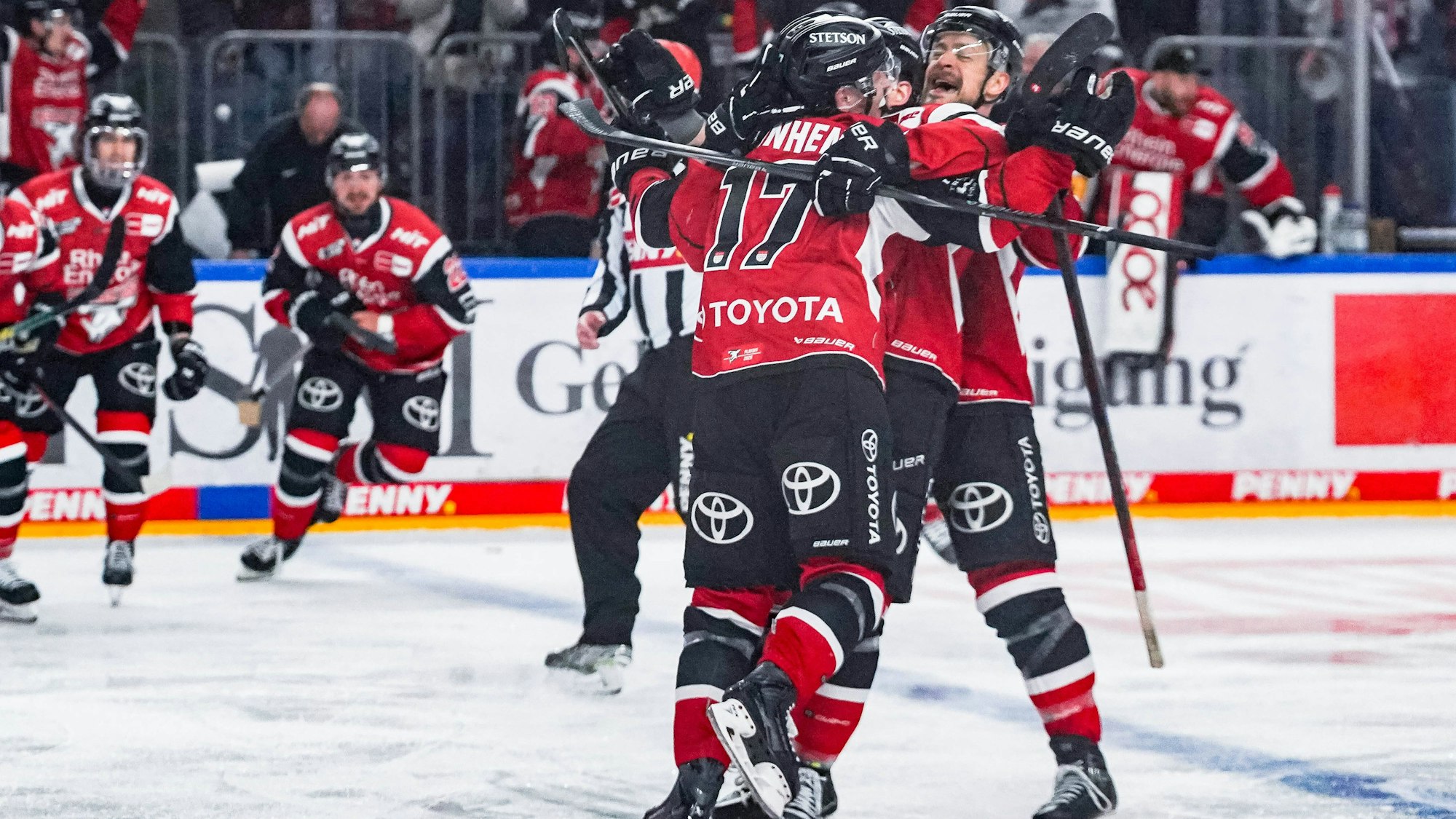 ERiesenjubel bei Kölns Spielern. In der dritten Overtime erzielt Jan Luca Sennhenn Köln den Siegtreffer zum 2:1.
