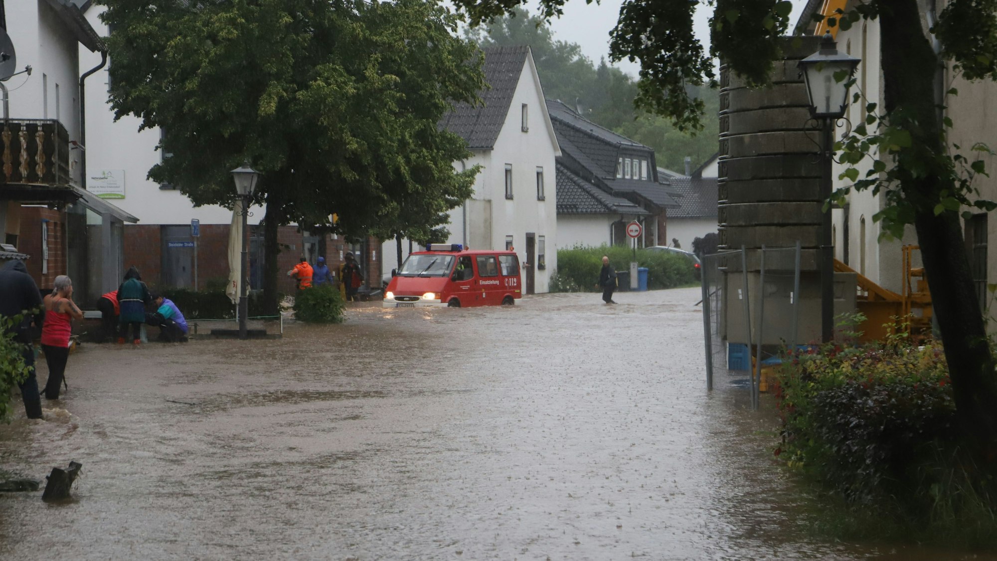 Das Foto zeigt eine überflutete Straße bei der Flutkatastrophe am 14. Juli 2021 in Nettersheim.