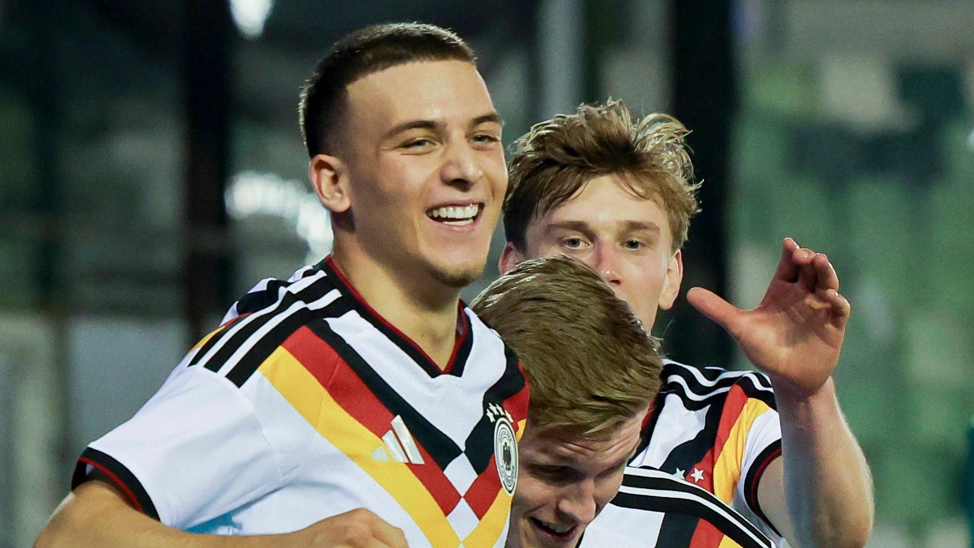 Anton Kade Germany bejubelt seinen Treffer zum 0:2 mit Said El Mala Germany und Aljoscha Kemlein Germany, UEFA U21, U 21 EURO 2027 Qualifier, Greece v Germany, Apostolos-Nikolaidis-Stadion am 31. March 2026 in Athens, Grichenland. Foto von Marco Steinbrenner/DeFodi Images Anton Kade Germany celebrates after scoring his teams second goal with Said El Mala Germany and Aljoscha Kemlein Germany, UEFA U21 EURO 2027 Qualifier, Greece v Germany, Apostolos-Nikolaidis-Stadium, March 31, 2026 in Athens, Greece. Photo by Marco Steinbrenner/DeFodi Images - *** Anton Kade Germany celebrates after scoring his teams second goal with Said El Mala Germany and Aljoscha Kemlein Germany , UEFA U21 EURO 2027 Qualifier, Greece v Germany, Apostolos Nikolaidis Stadium on March 31, 2026 in Athens, Greece Photo by Marco Steinbrenner DeFodi Images Anton Kade Germany celebrates after scoring his teams second goal with Said El Mala Germany and Aljoscha Kemlein Germany , UEFA U21 EURO 2027 Qualifier, Greece v Germany, Apostolos Nikolaidis Stadium, March 31, 2026 in Athens, Greece Photo by Marco Steinbrenner DeFodi Images