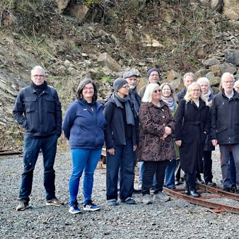 Vorstand und Mitglieder des Fördervereins mit Hermann-Josef Tebroke (r.) auf Besichtigungstour zu neuen Projekten im Freilichtmuseum.