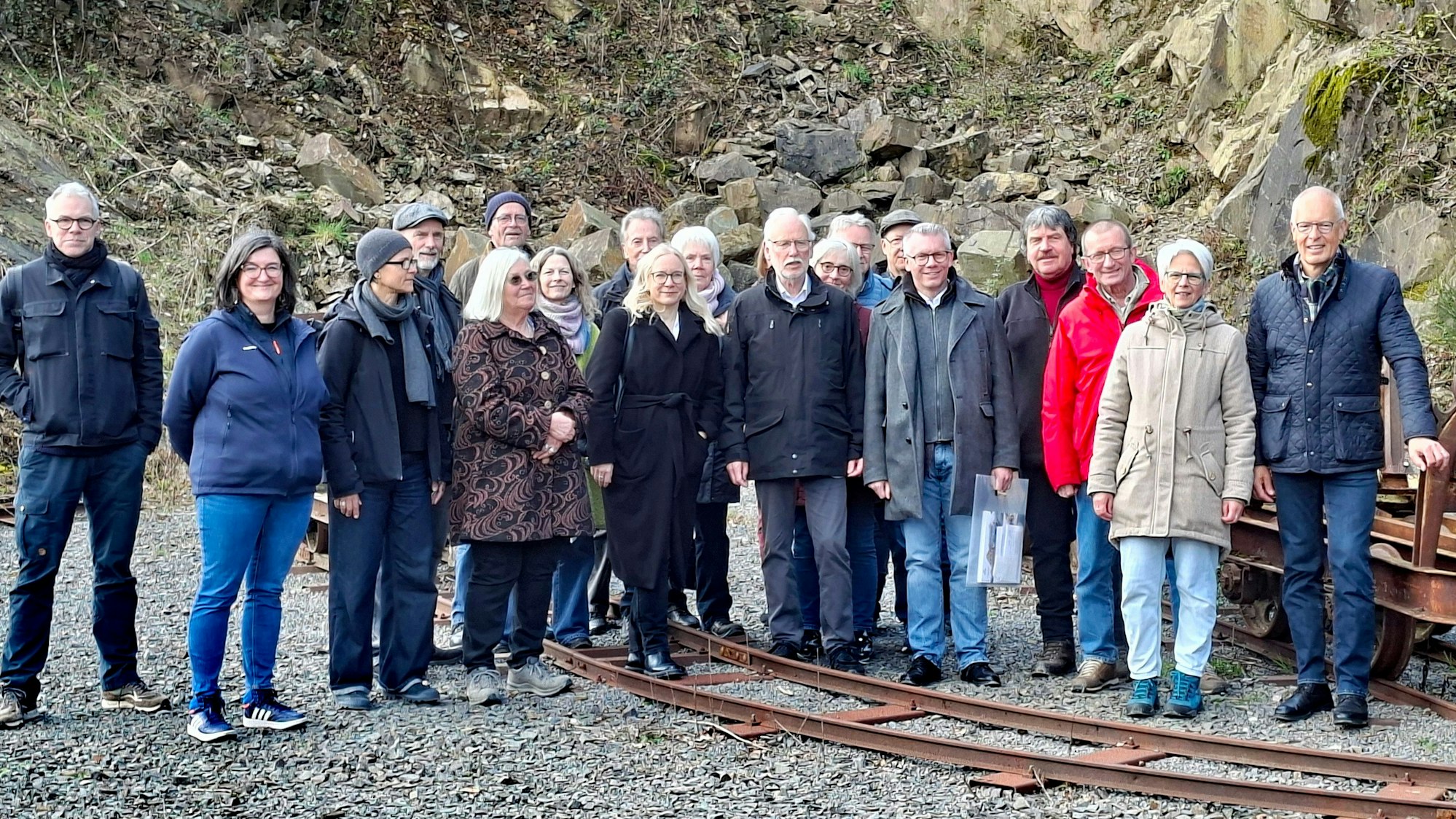 Vorstand und Mitglieder des Fördervereins mit Hermann-Josef Tebroke (r.) auf Besichtigungstour zu neuen Projekten im Freilichtmuseum.