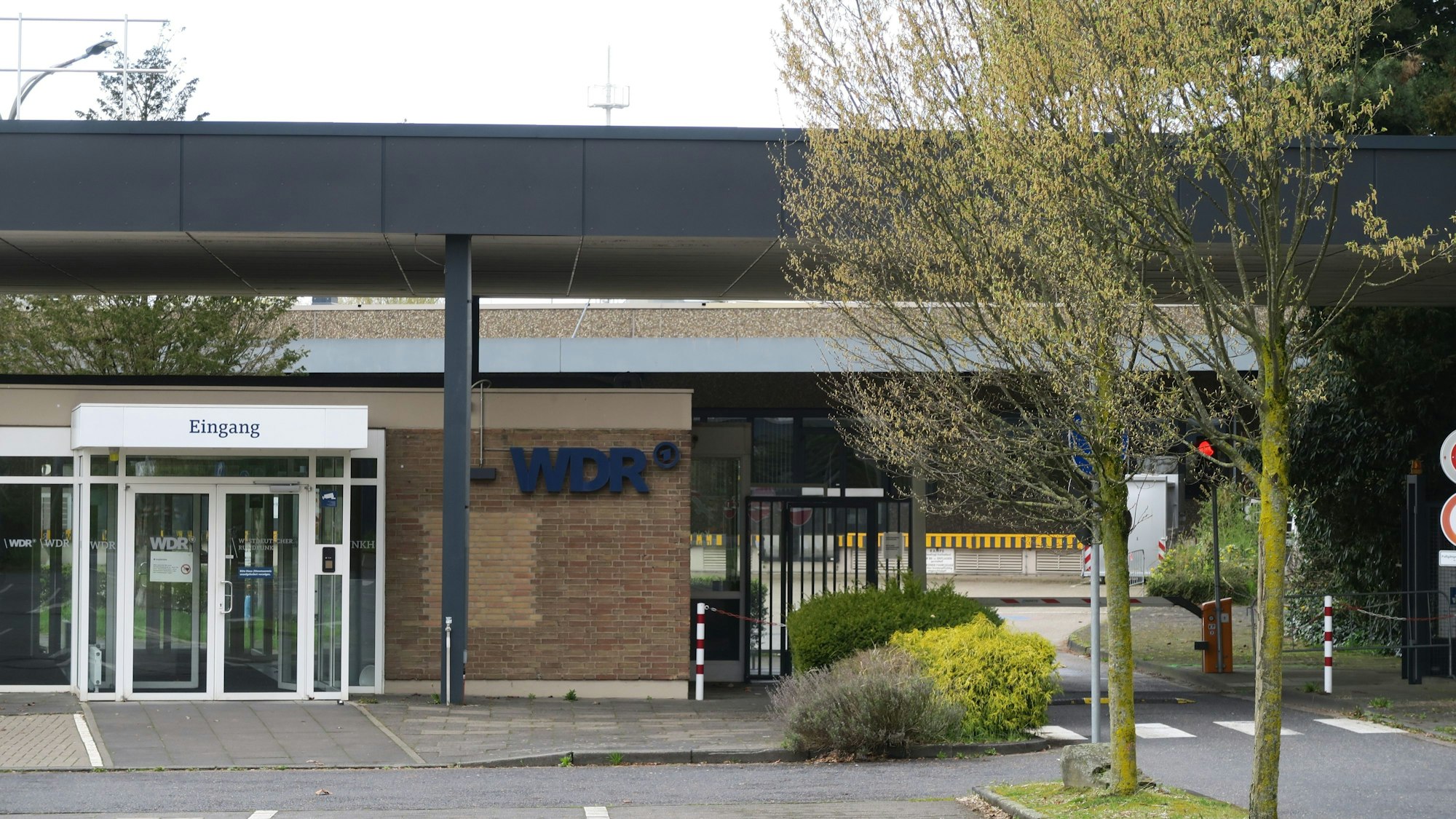 Zu sehen ist der Eingang des WDR-Geländes am Freimersdorfer Weg in Köln-Bocklemünd.