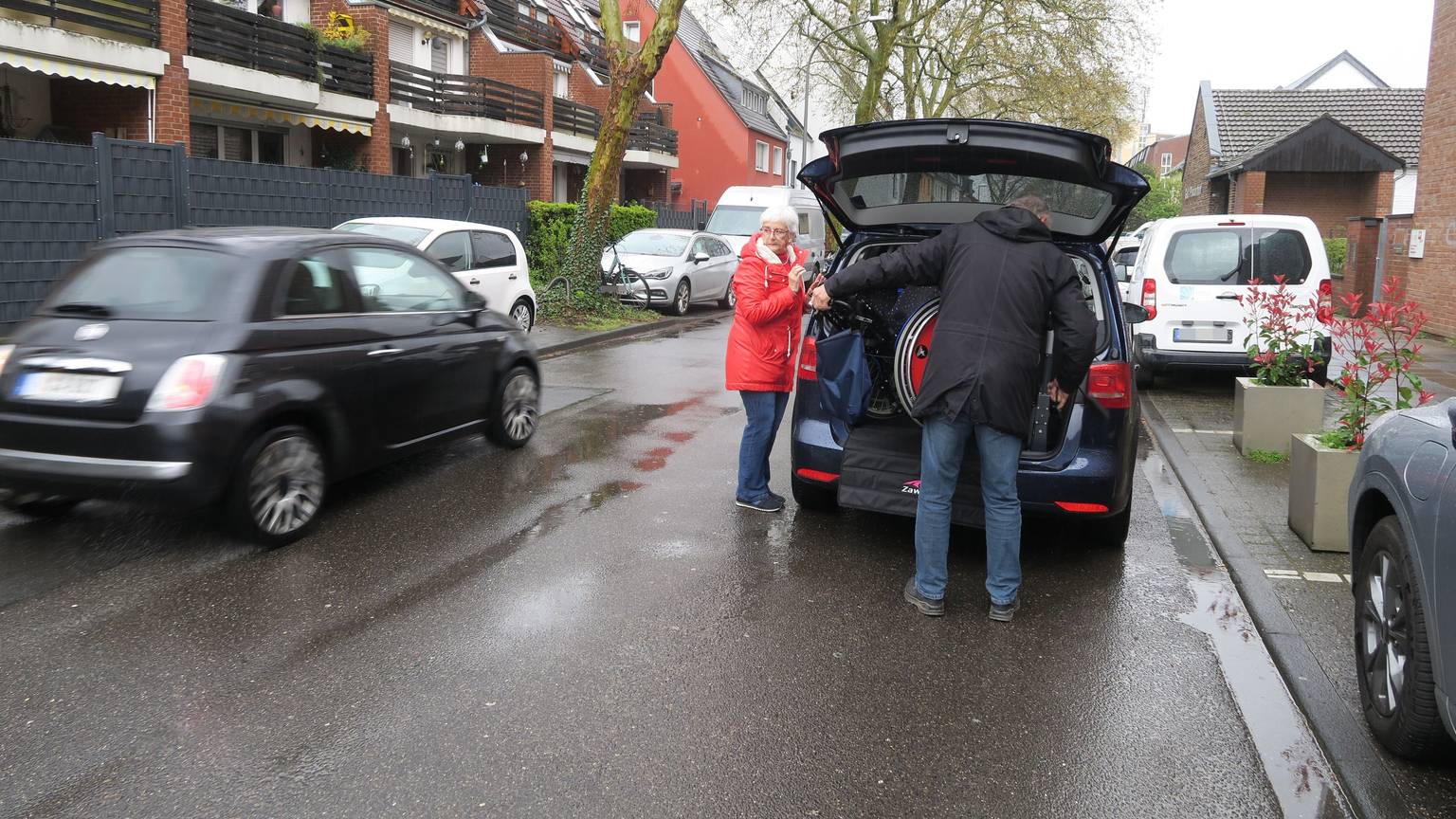 Nicht ungefährlich: Claudia Baltzheim und Hans Peter Bochem müssen den Rollstuhl vor Gut Pisdorhof in zweiter Reihe ein- und ausladen.