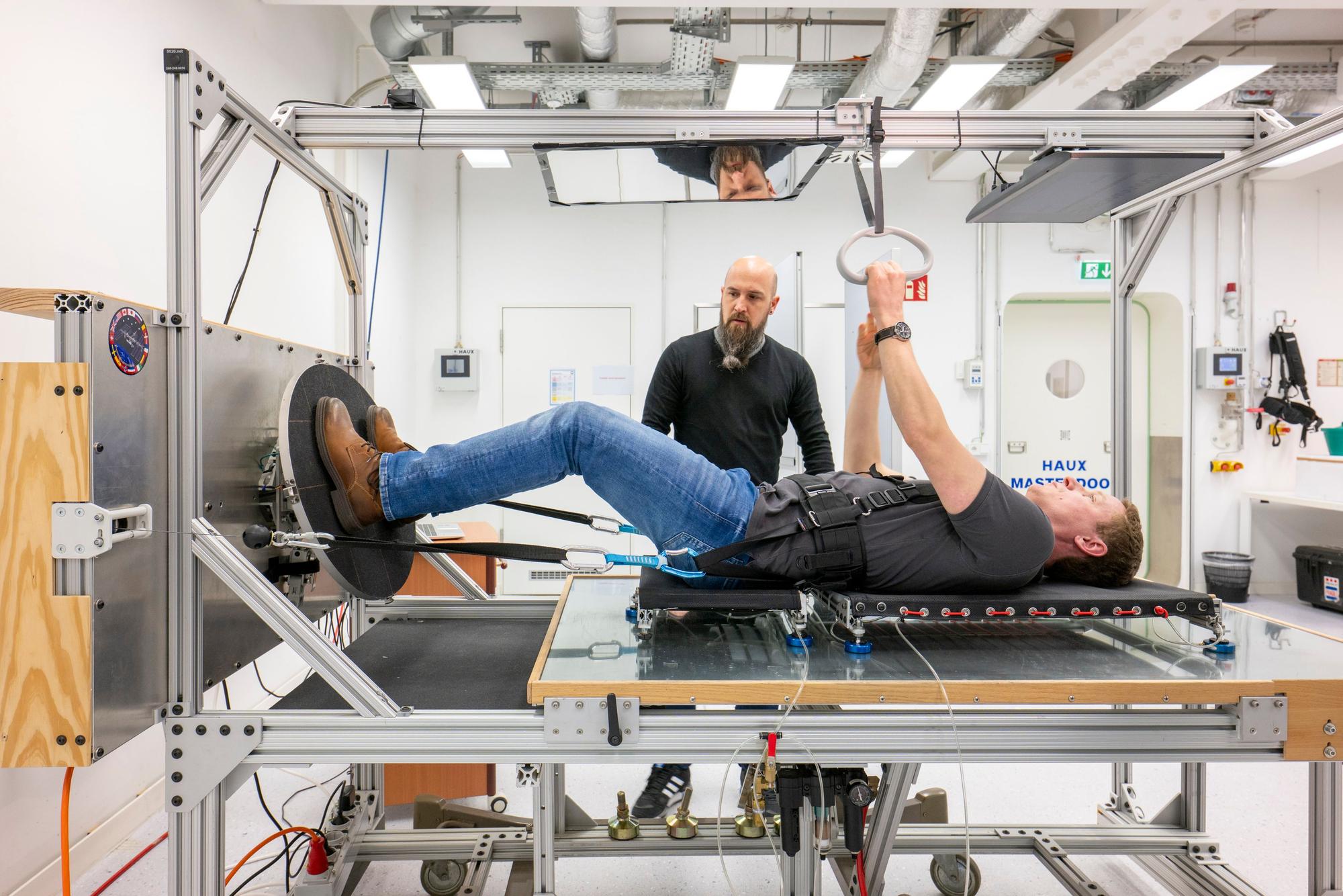 Auf dem „Gravity-Bed“, das die Schwerelosigkeit simuliert, trainieren die terrestrischen Astronauten ihr Gleichgewicht.
