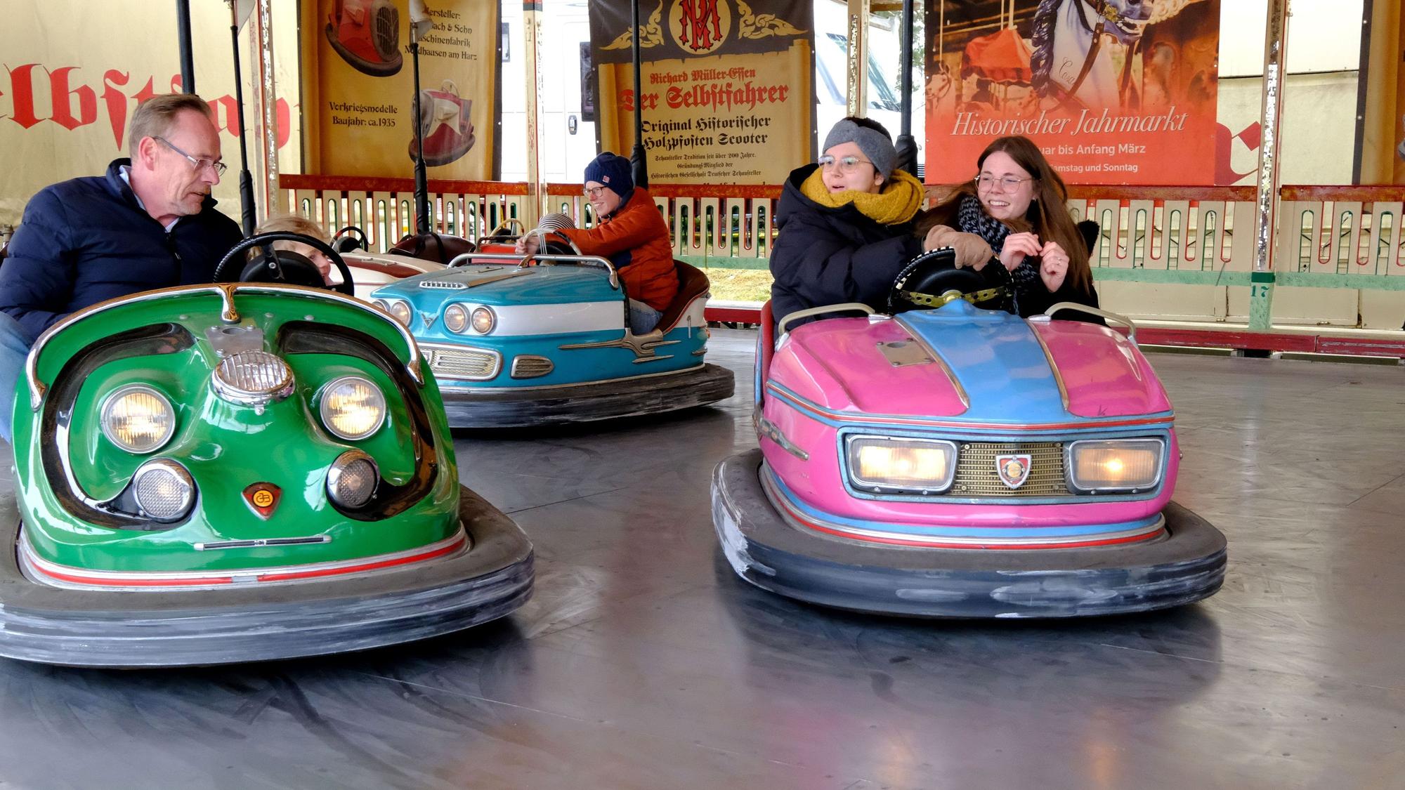 Historische Fahrzeuge eines Autoscooters Baujahr 1950 beim Jahrmarkt anno dazumal im Freilichtmuseum Kommern.