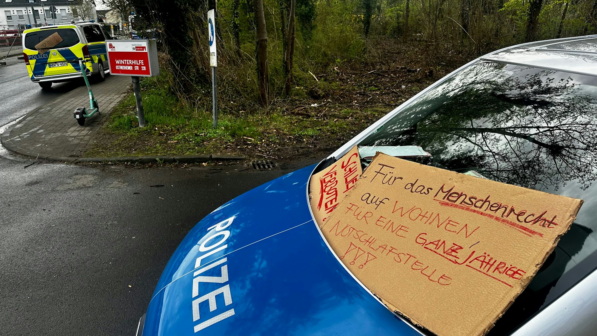 Plakate an Einsatzfahrzeugen der Polizei.