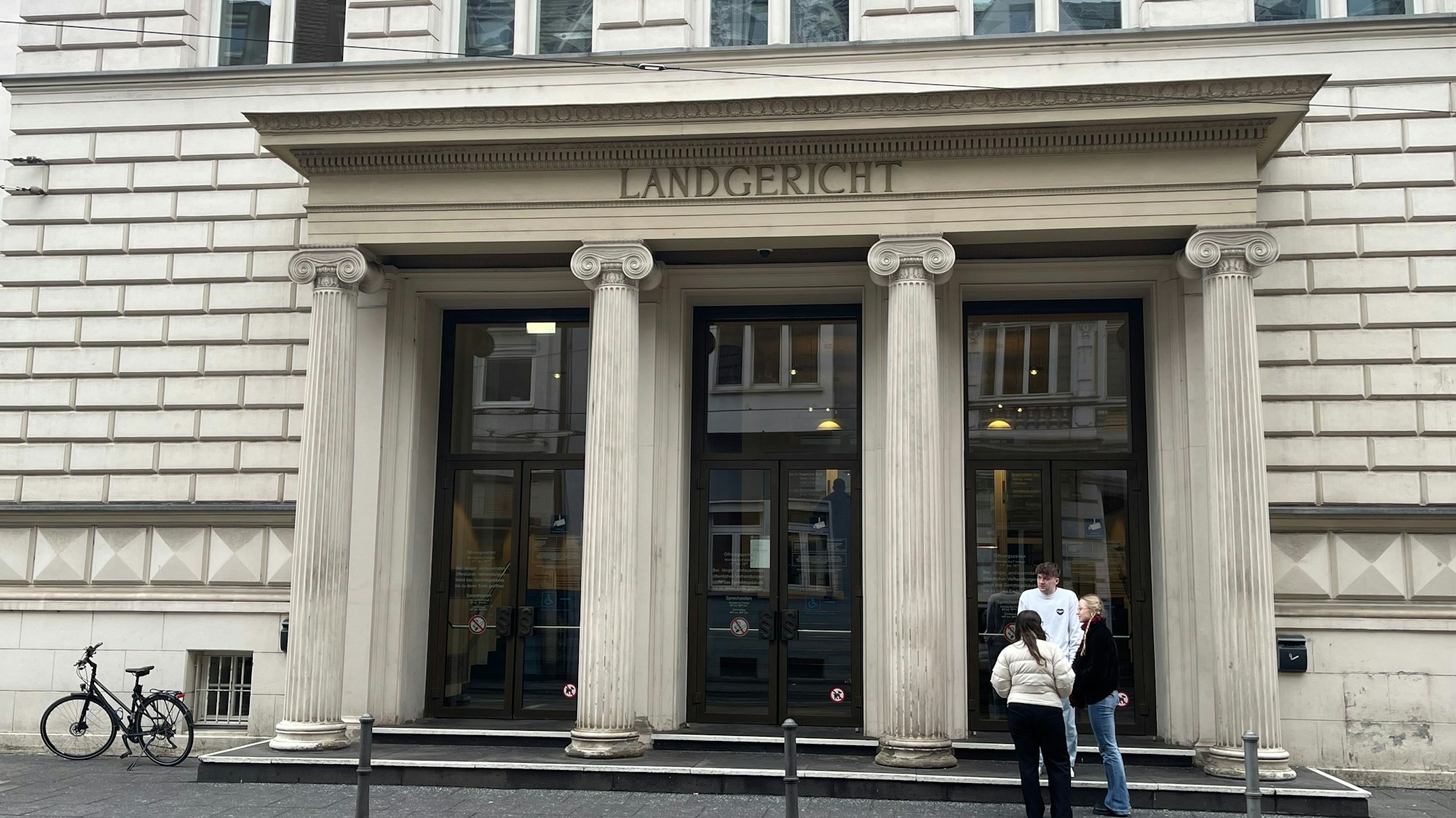 Das Eingangsportal des Landgerichts in Bonn.