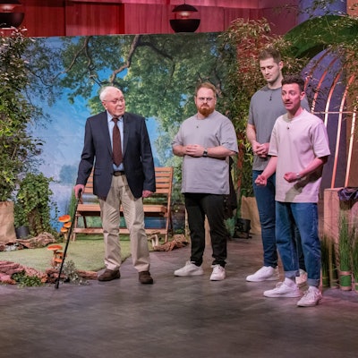 Im Dezember vergangenen Jahres war Heinz Schlechtingen (links) sogar im Fernsehen zu sehen: Mit seinem Enkel, dem Unternehmensgründer Phil Janßen (rechts), wagte sich der damals 98-Jährige in die beliebte Vox-Show „Die Höhle der Löwen“ und warb dort erfolgreich um ein Invest von Frank Thelen.