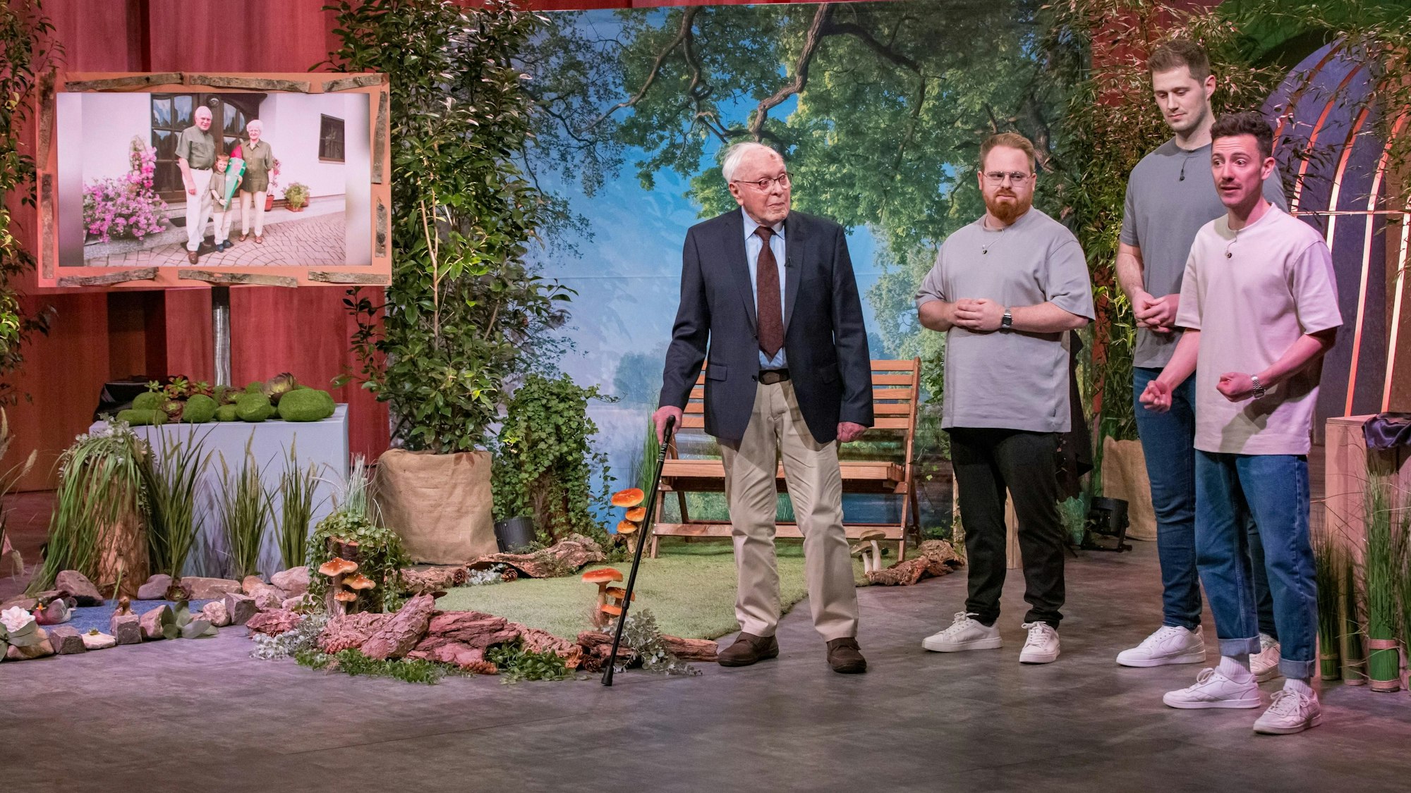 Im Dezember vergangenen Jahres war Heinz Schlechtingen (links) sogar im Fernsehen zu sehen: Mit seinem Enkel, dem Unternehmensgründer Phil Janßen (rechts), wagte sich der damals 98-Jährige in die beliebte Vox-Show „Die Höhle der Löwen“ und warb dort erfolgreich um ein Invest von Frank Thelen.