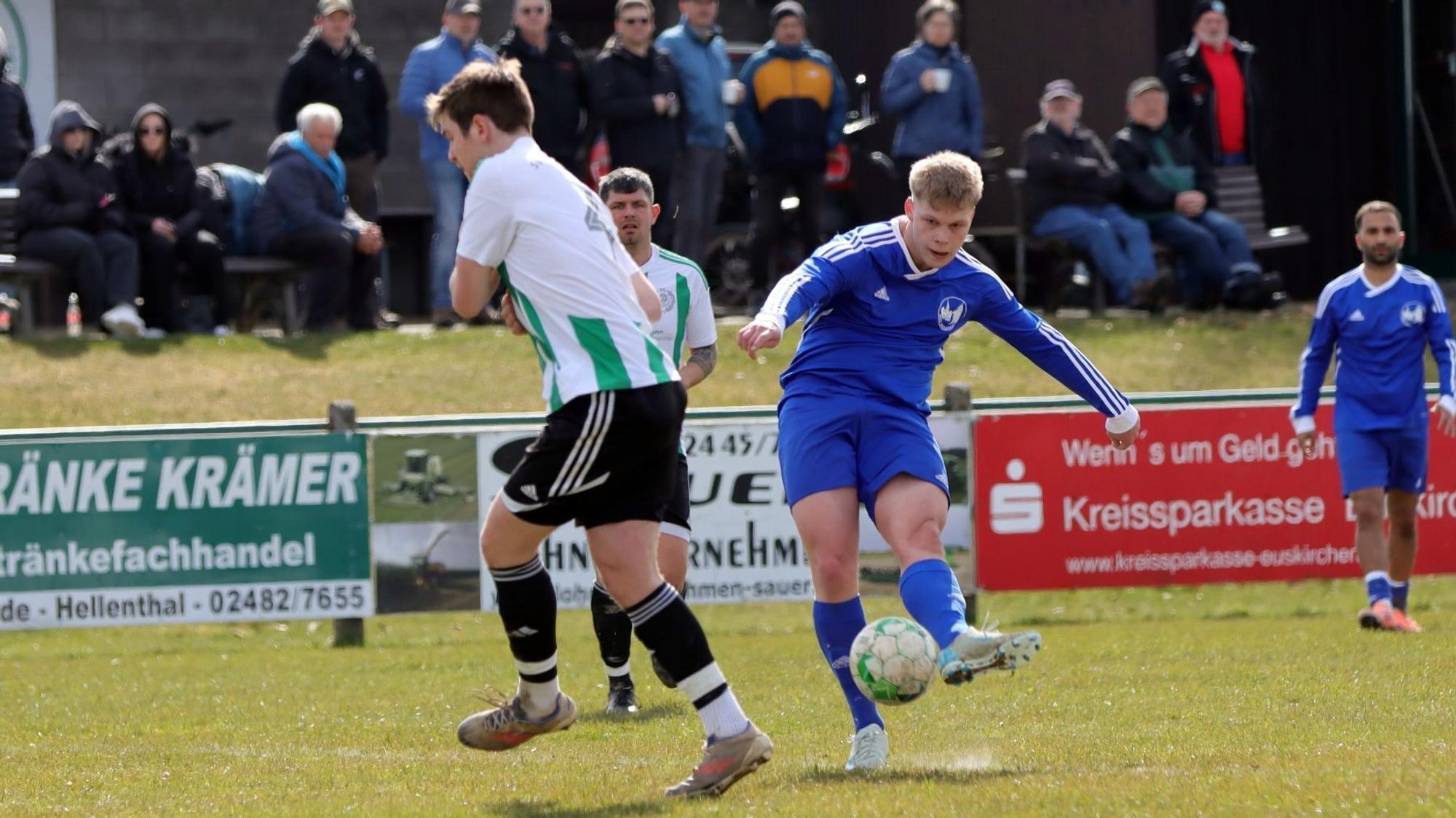 Luis Kampermann beim Pass. Der Gegenspieler dreht ihm den Rücken zu.