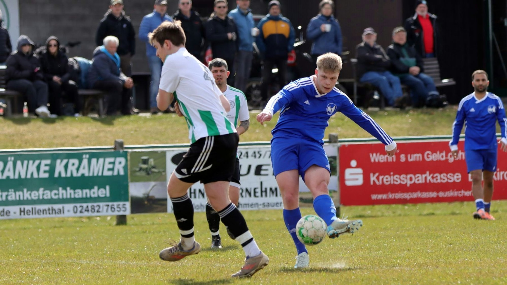Luis Kampermann beim Pass. Der Gegenspieler dreht ihm den Rücken zu.