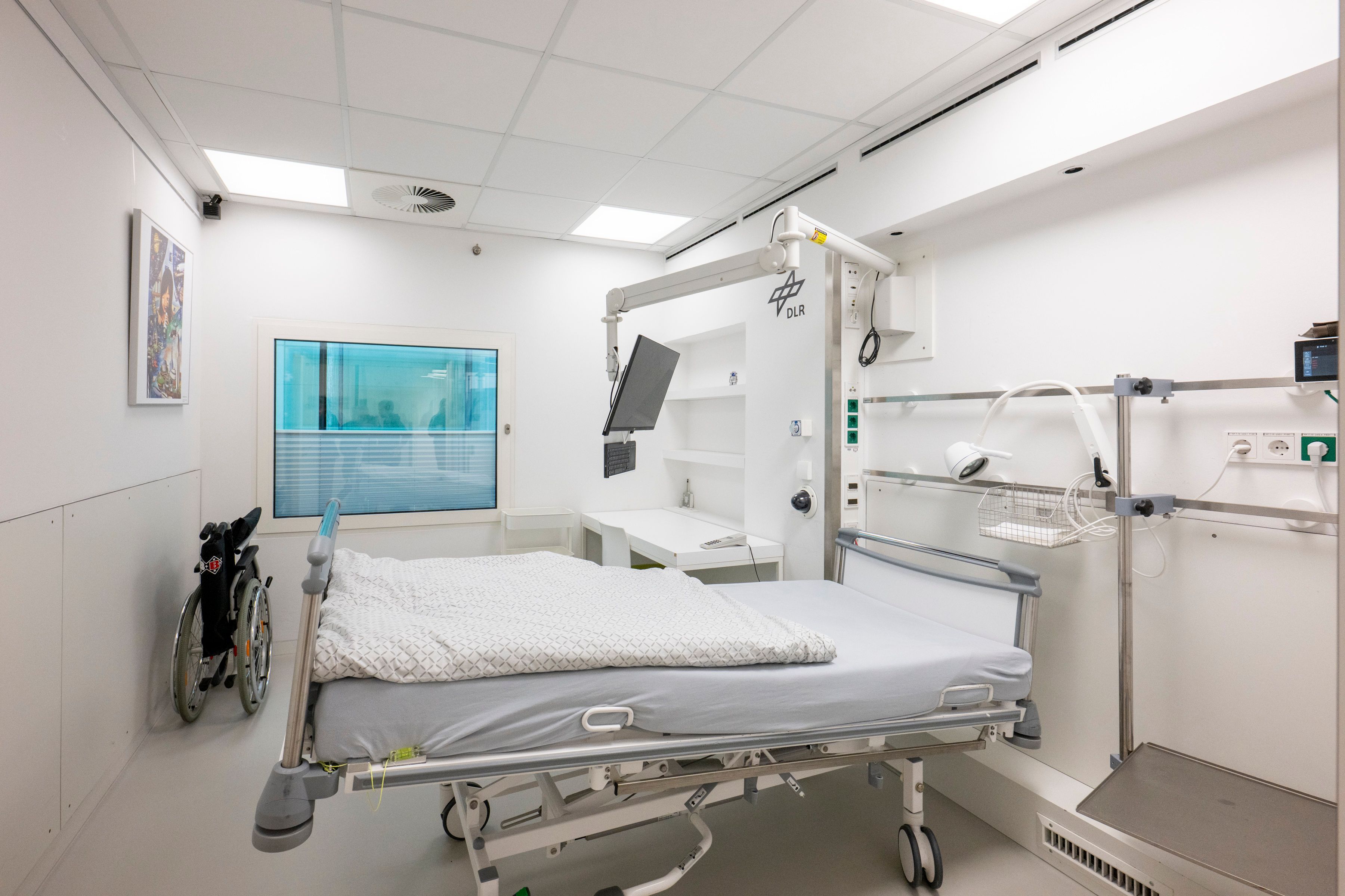 Das Zimmer der Probanden, in dem ein Bett mit Sechs-Grad-Neigung steht.