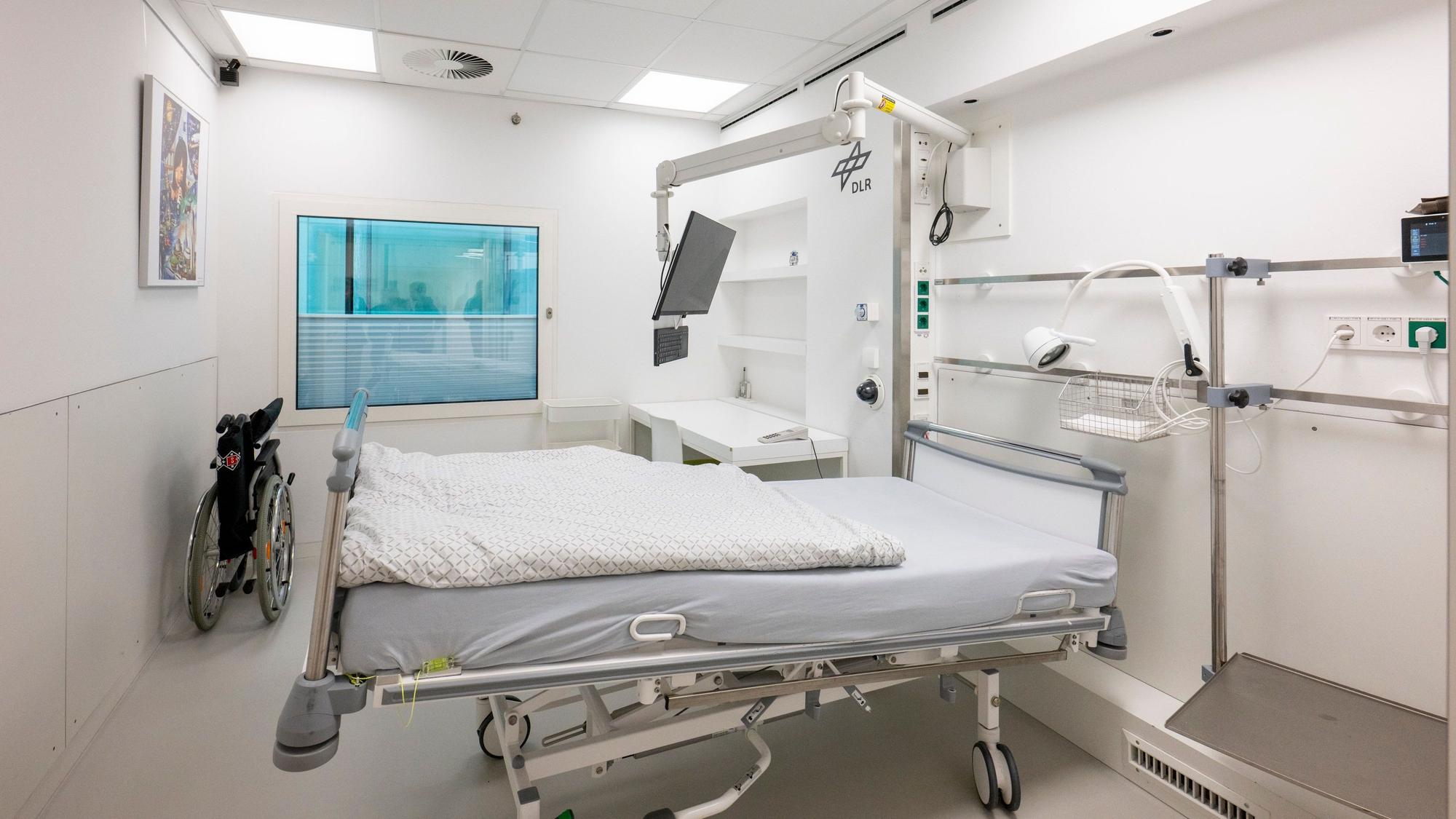 Das Zimmer der Probanden, in dem ein Bett mit Sechs-Grad-Neigung steht.