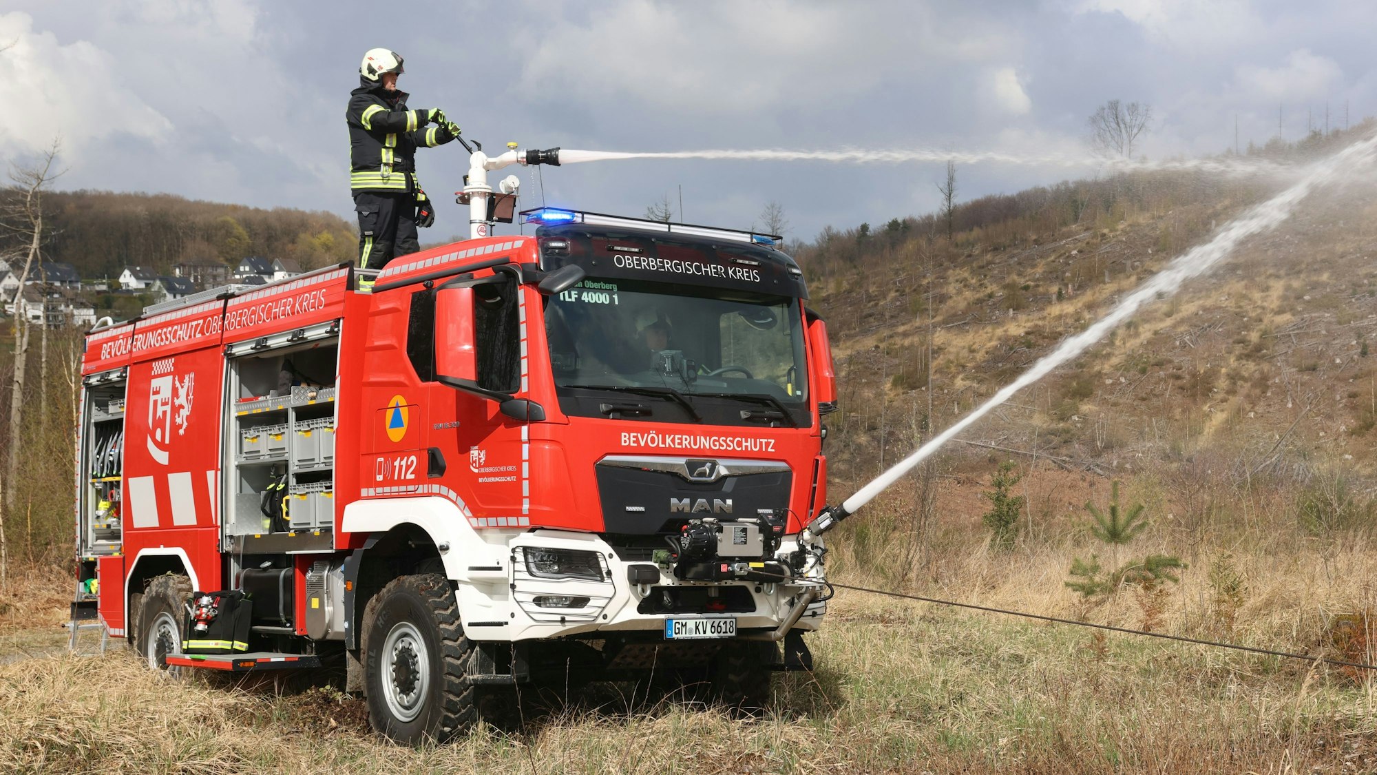 Das Foto zeigt das neue Löschfahrzeug mit zwei Wasserwerfern.