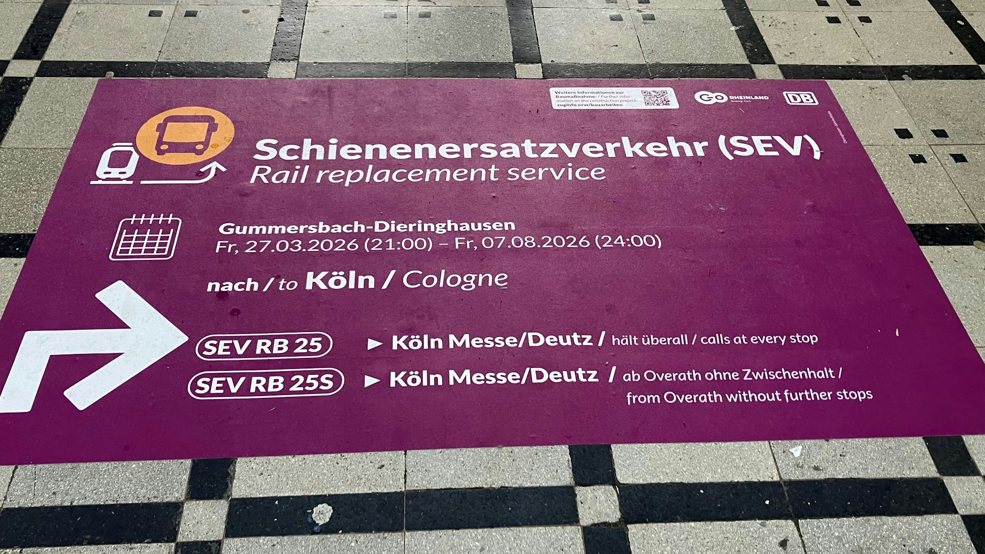 Eine großformatige Bodenkarte in einer Bahnhofshalle weißt auf Schienenersatzverkehr hin.