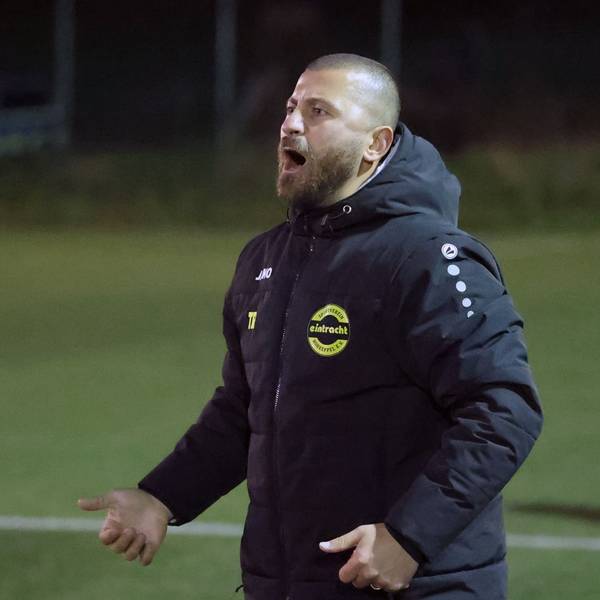 Apo Keseroglu steht am Spielfeldrand und gibt Anweisungen,