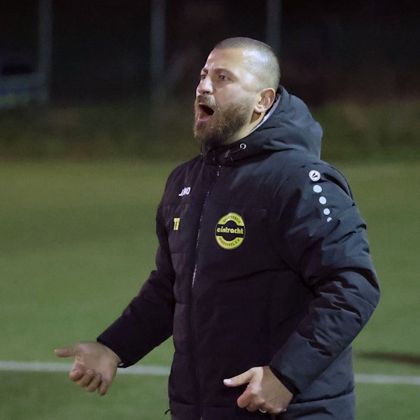 Apo Keseroglu steht am Spielfeldrand und gibt Anweisungen,