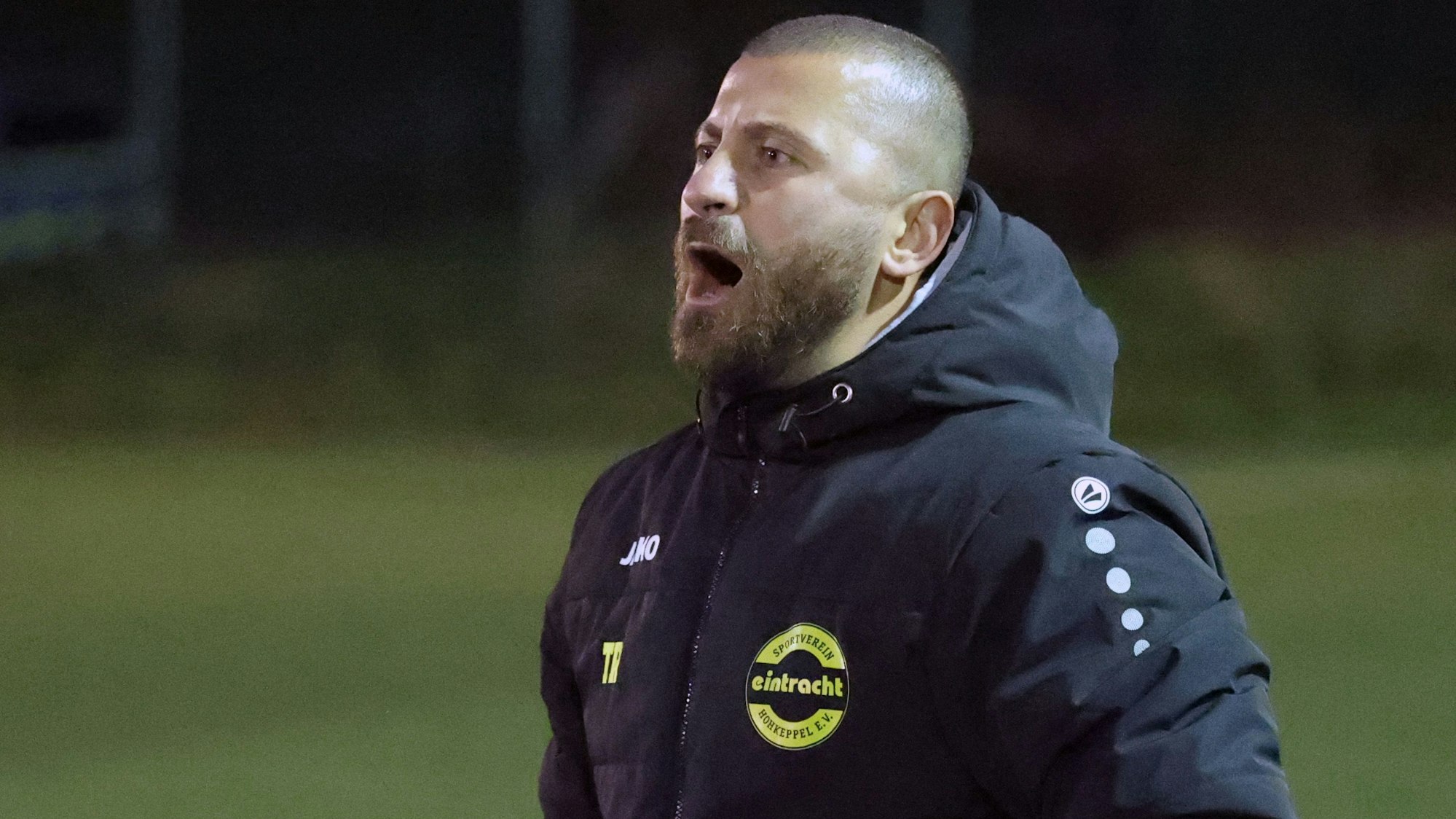 Apo Keseroglu steht am Spielfeldrand und gibt Anweisungen,