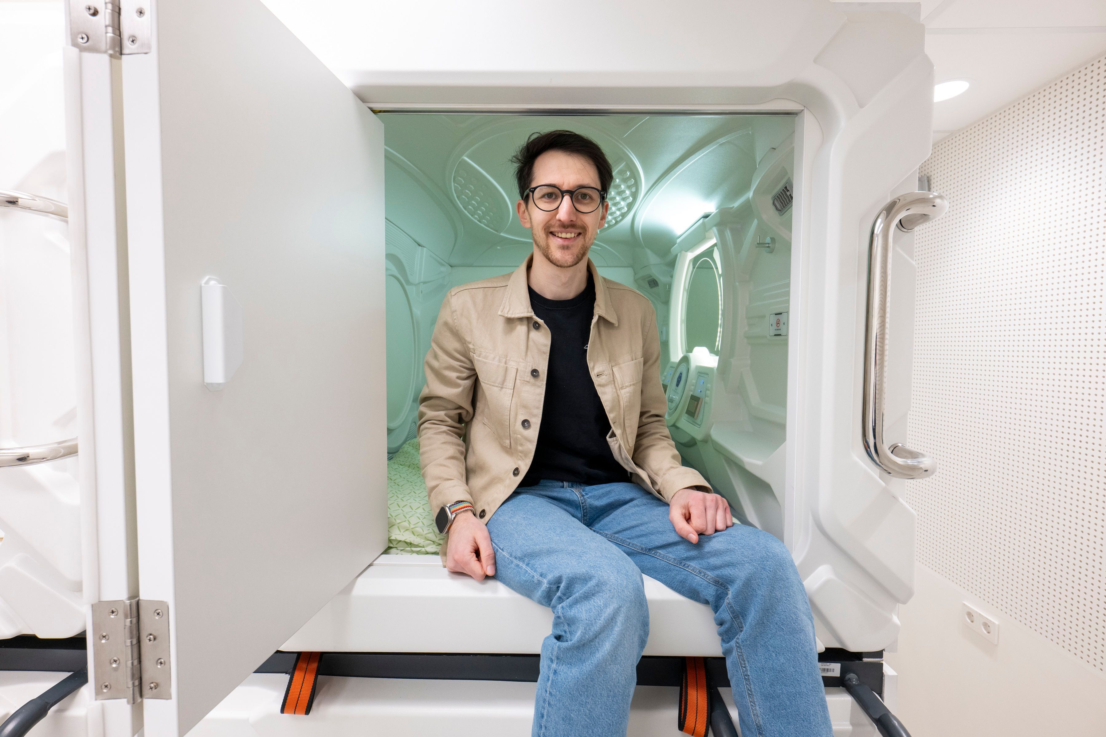 Proband Björn sitzt in einer der Schlafkojen, die die Teilnehmer der Isolationsstudie beziehen.