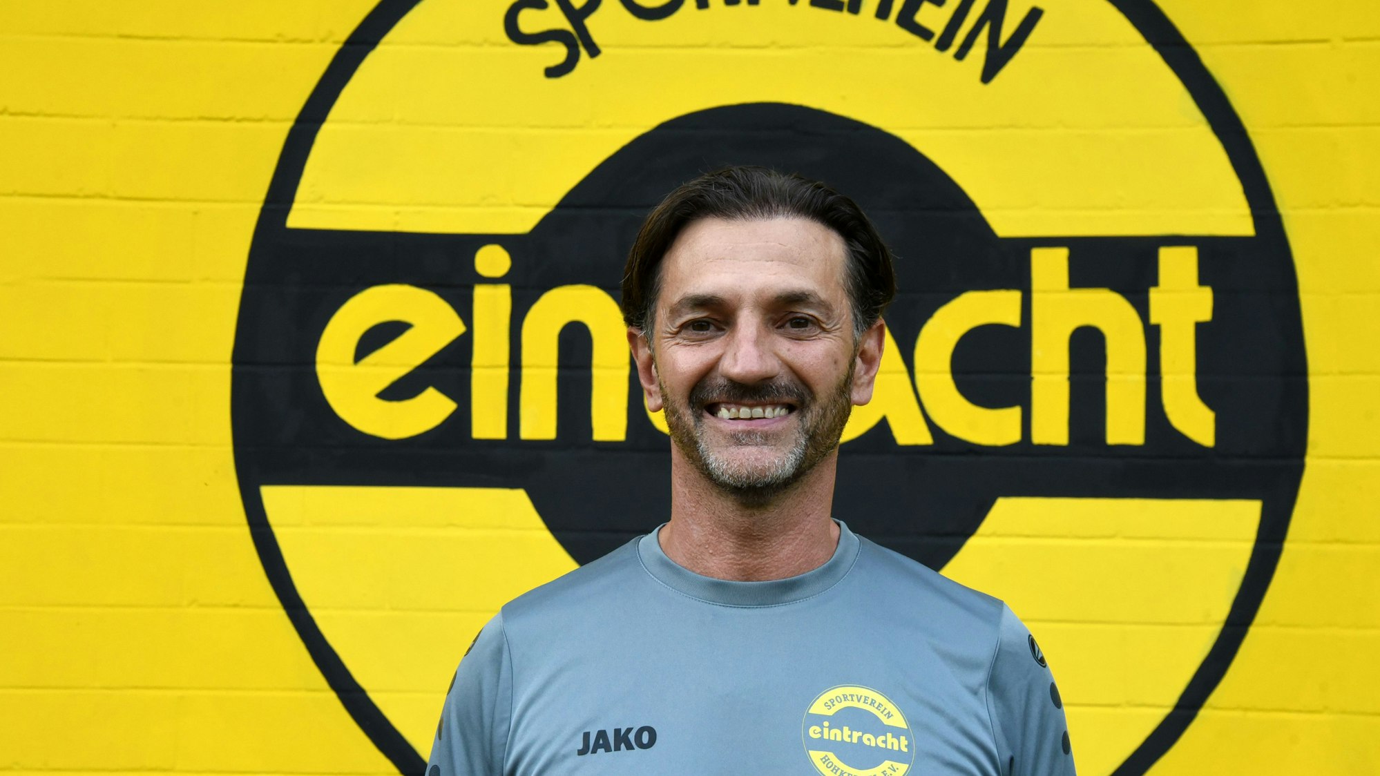 Pepe Brunetto bei der Präsentation der Mannschaft im Sommer vor dem Emblem des Vereins.