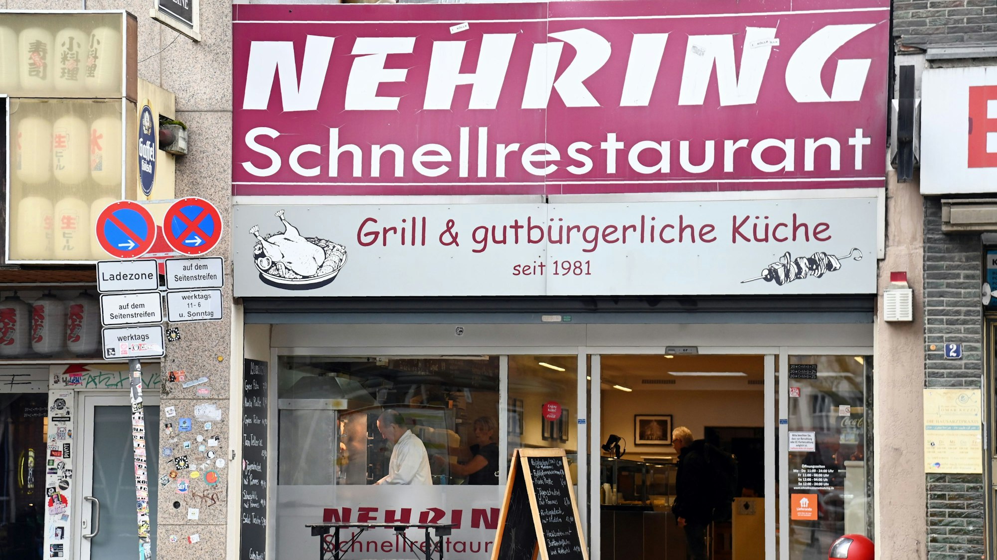 31.03.2026 Köln. Jubiläum im Imbiss Nehring am Zülpicher Platz: Die Familile Ivkovic führt das Geschäft seit 45 Jahren. Vom Mittagstisch bis 4 Uhr morgens gibt es hier alles von der Roulade bis Gyros. Foto: Alexander Schwaiger