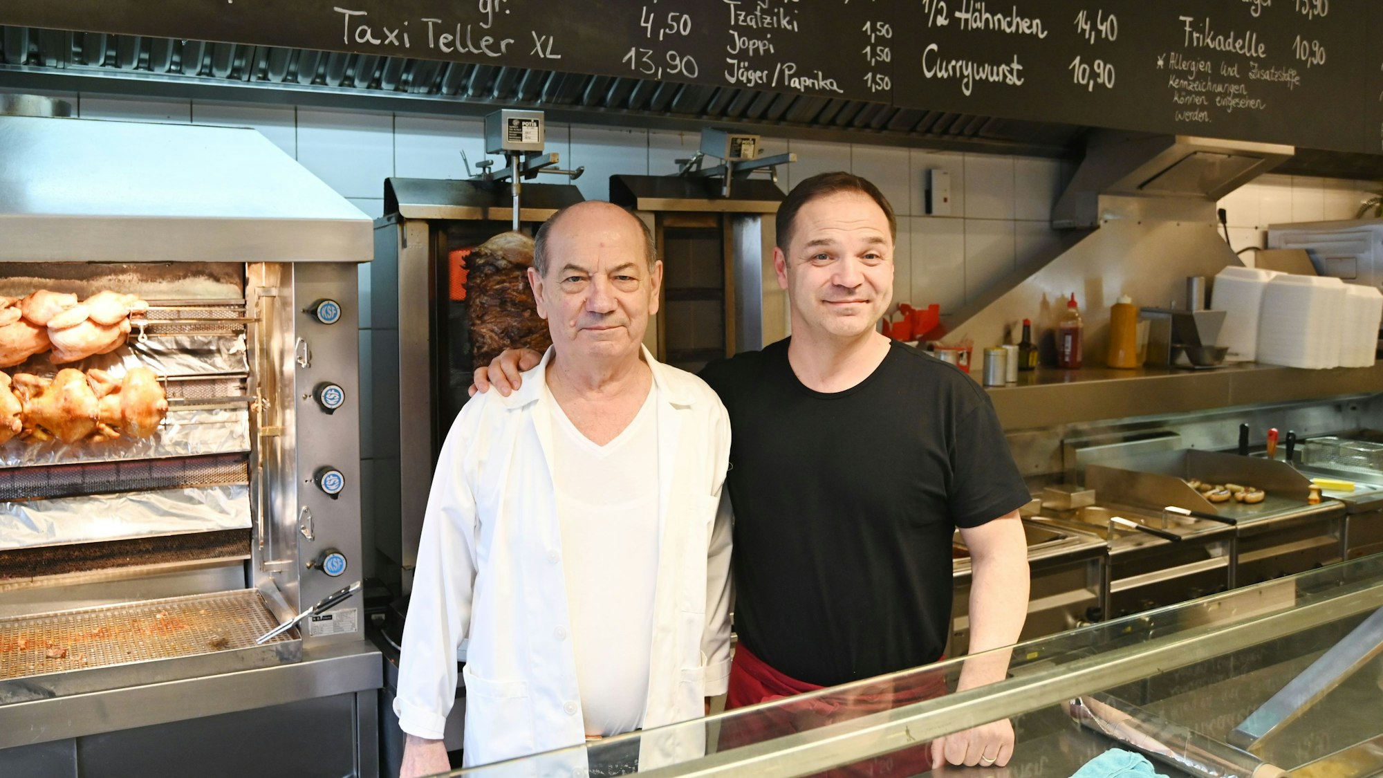 Stanko Ivkovic (l.) und sein Sohn Michael. Der weiße Kittel ist das Markenzeichen des Vaters.