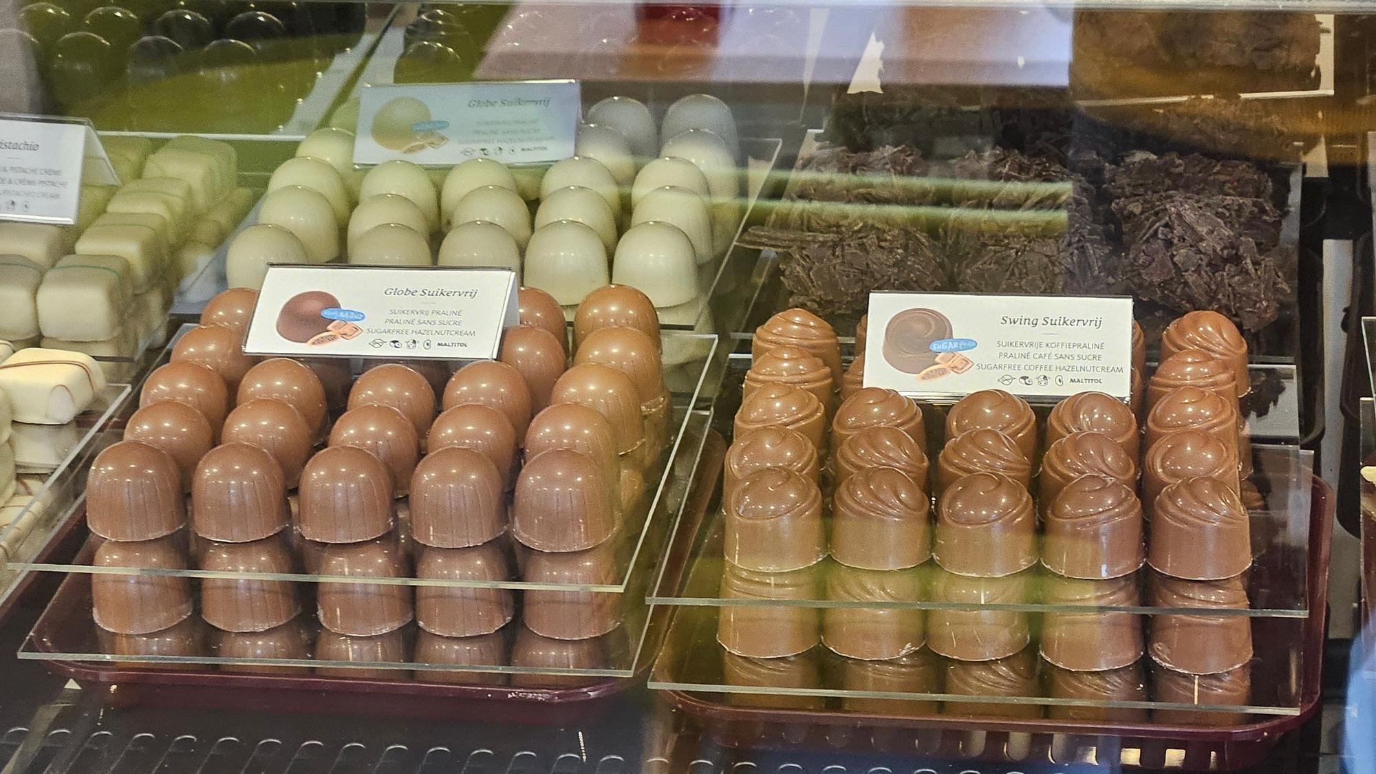 Blick auf verschiedene Pralinen in der Kühltheke.