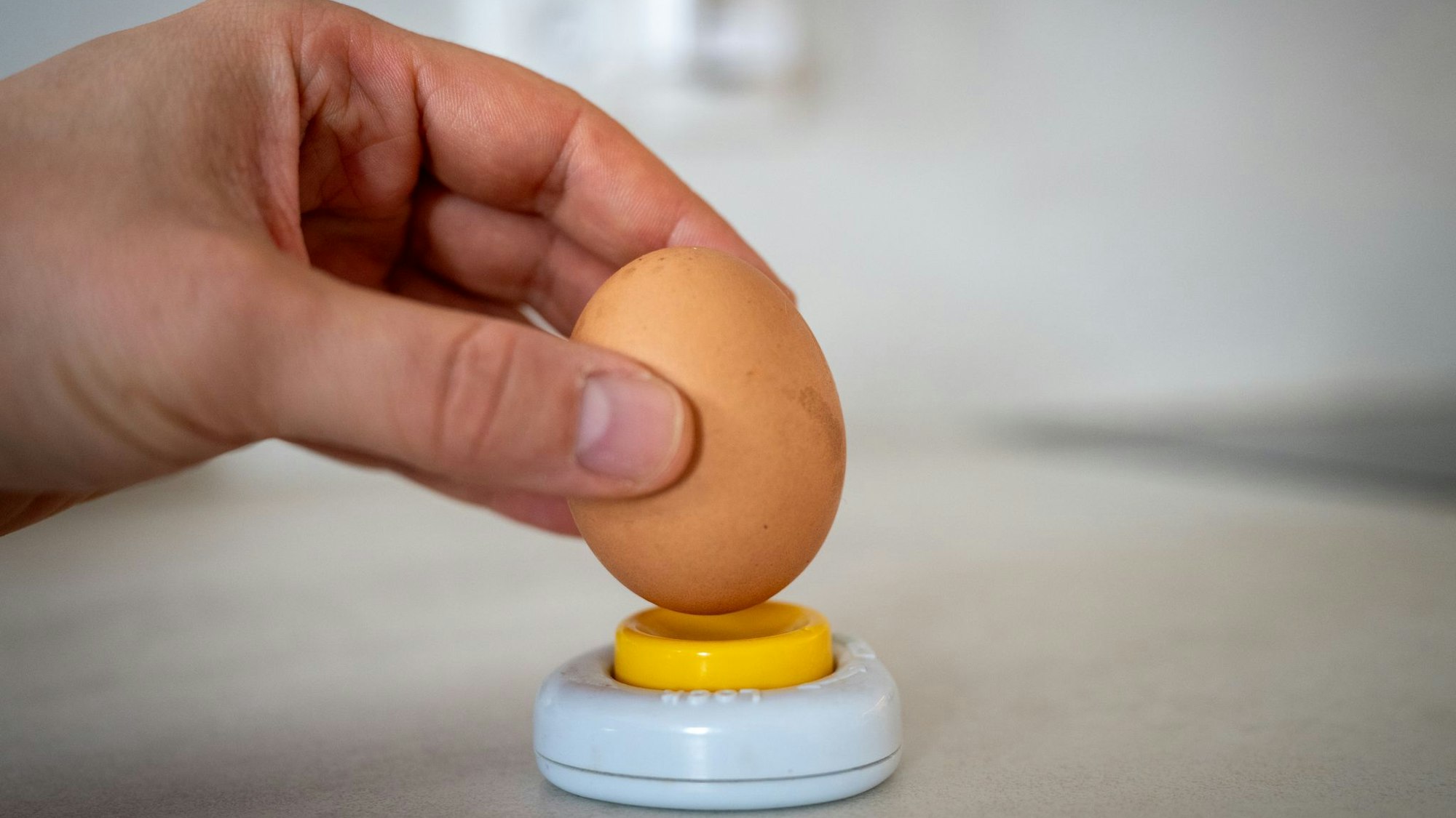 Ein Mann sticht ein Ei an