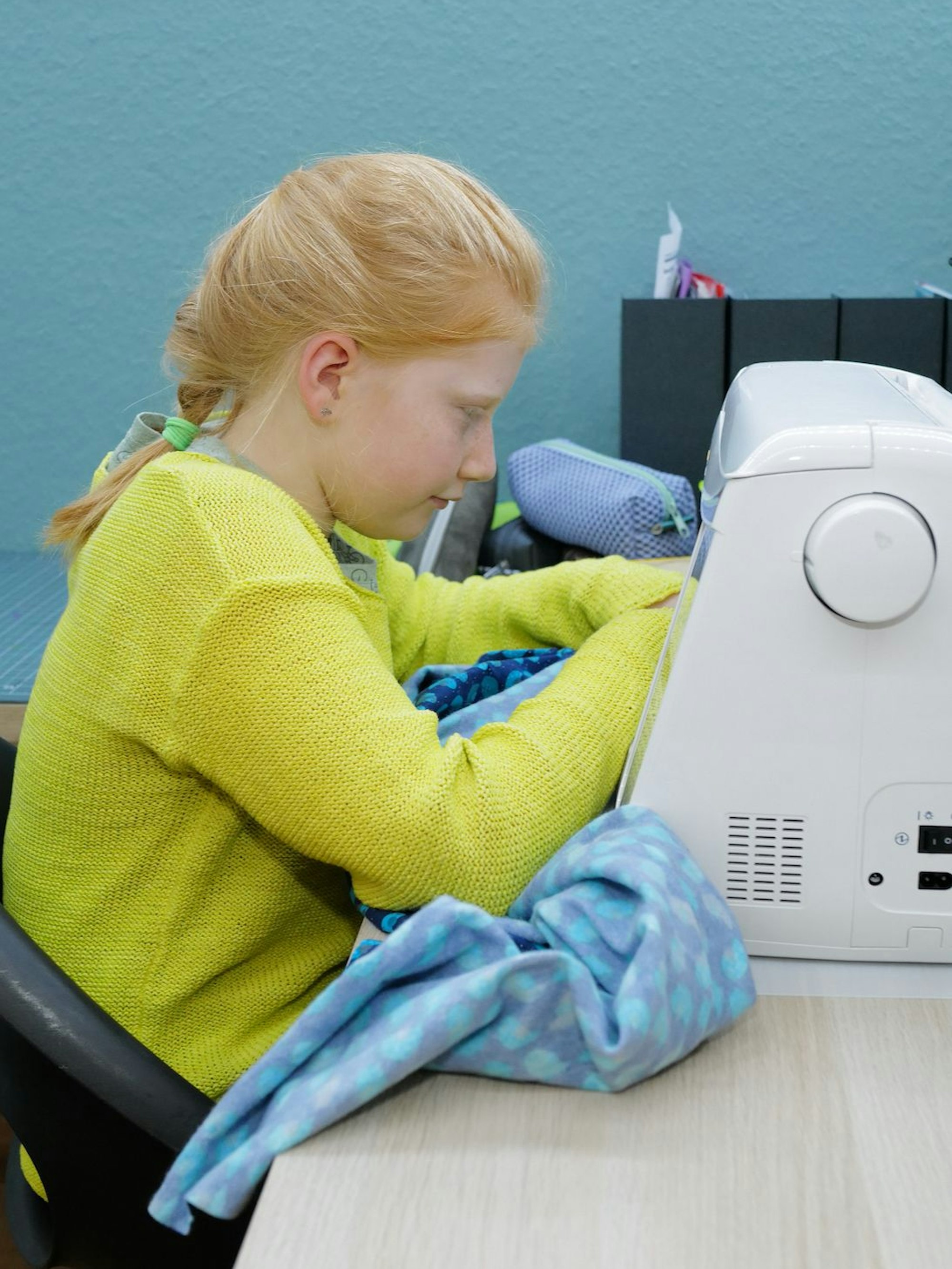 Die Elfjährige näht gern und verkauft ighre Produkte auf dem Hennefer Weihnachtsmarkt. Den Erlös spendete sie für ihr ein Waisenkind im Kongo, für das sie die Patenschaft übernahm.