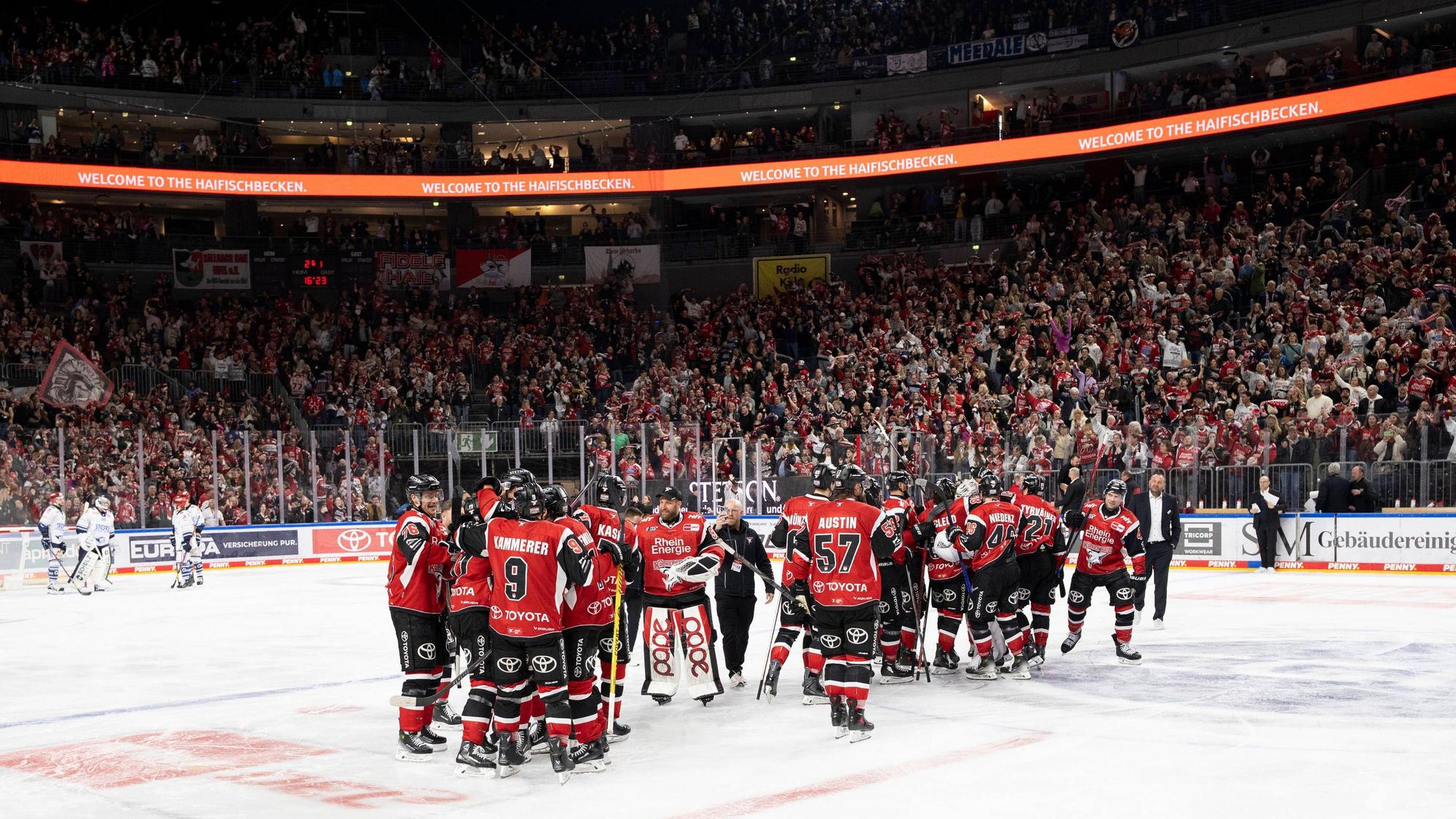 PENNY DEL 1 - Playoff Viertelfinale - Kölner Haie - Schwenninger Wild Wings Köln, 31.03.2026 Haiejubel nach Siegtor PENNY DEL 1 - Playoff Viertelfinale - Kölner Haie - Schwenninger Wild Wings am 31.03.2026 in der Lanxess Arena in Köln Deutschland. *** PENNY DEL 1 Playoff Quarterfinal Kölner Haie Schwenninger Wild Wings Cologne, 31 03 2026 Sharks cheering after winning goal PENNY DEL 1 Playoff Quarterfinal Kölner Haie Schwenninger Wild Wings on 31 03 2026 at the Lanxess Arena in Cologne Germany Copyright: xBEAUTIFULxSPORTS/AndreasxDickx