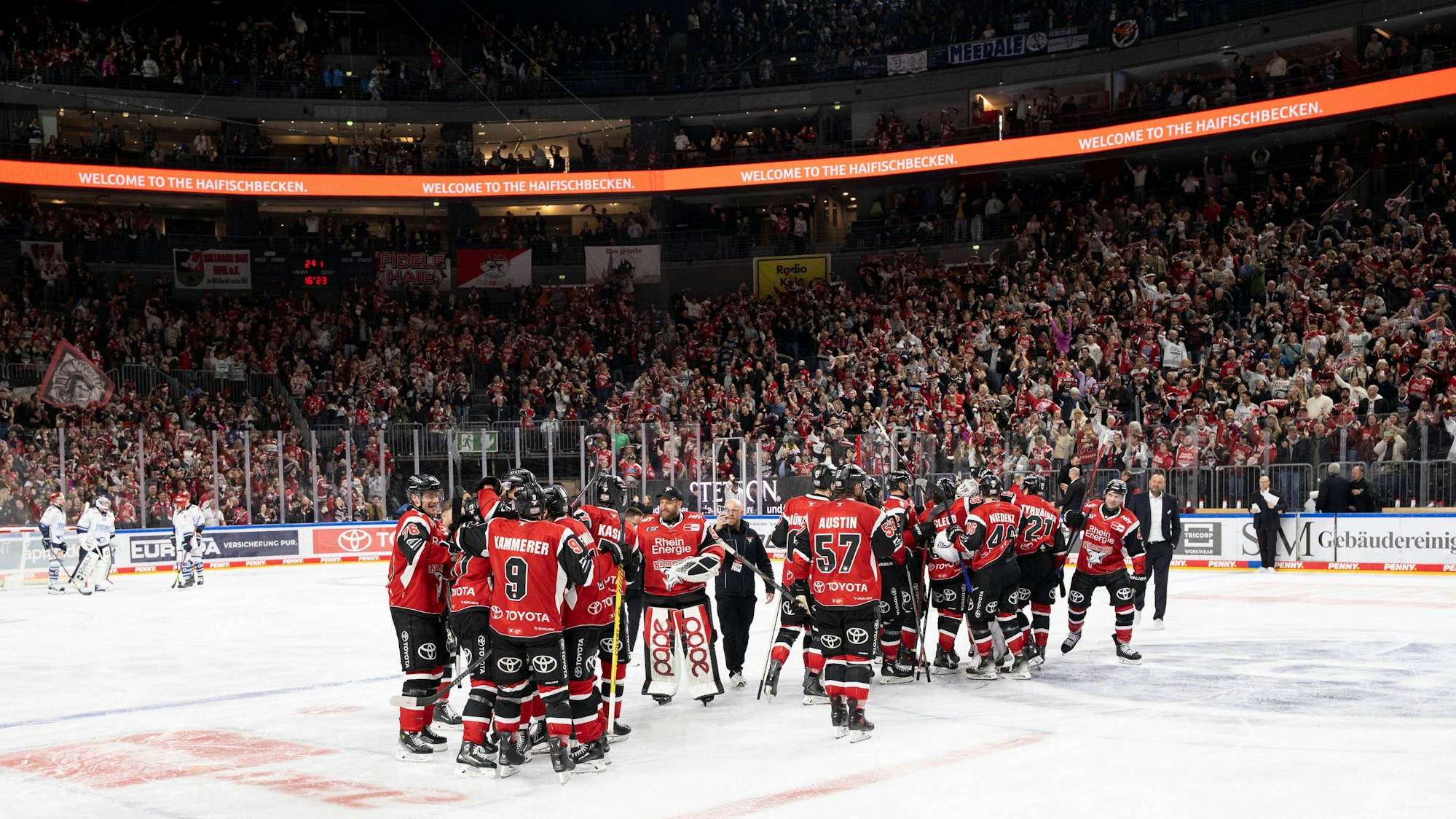 PENNY DEL 1 - Playoff Viertelfinale - Kölner Haie - Schwenninger Wild Wings Köln, 31.03.2026 Haiejubel nach Siegtor PENNY DEL 1 - Playoff Viertelfinale - Kölner Haie - Schwenninger Wild Wings am 31.03.2026 in der Lanxess Arena in Köln Deutschland. *** PENNY DEL 1 Playoff Quarterfinal Kölner Haie Schwenninger Wild Wings Cologne, 31 03 2026 Sharks cheering after winning goal PENNY DEL 1 Playoff Quarterfinal Kölner Haie Schwenninger Wild Wings on 31 03 2026 at the Lanxess Arena in Cologne Germany Copyright: xBEAUTIFULxSPORTS/AndreasxDickx