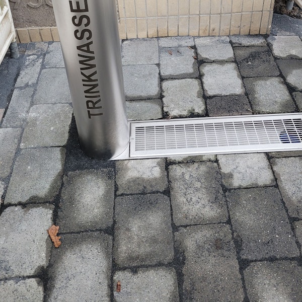 Das Foto zeigt den Kürtener Trinkwasserbrunnen am Rathaus