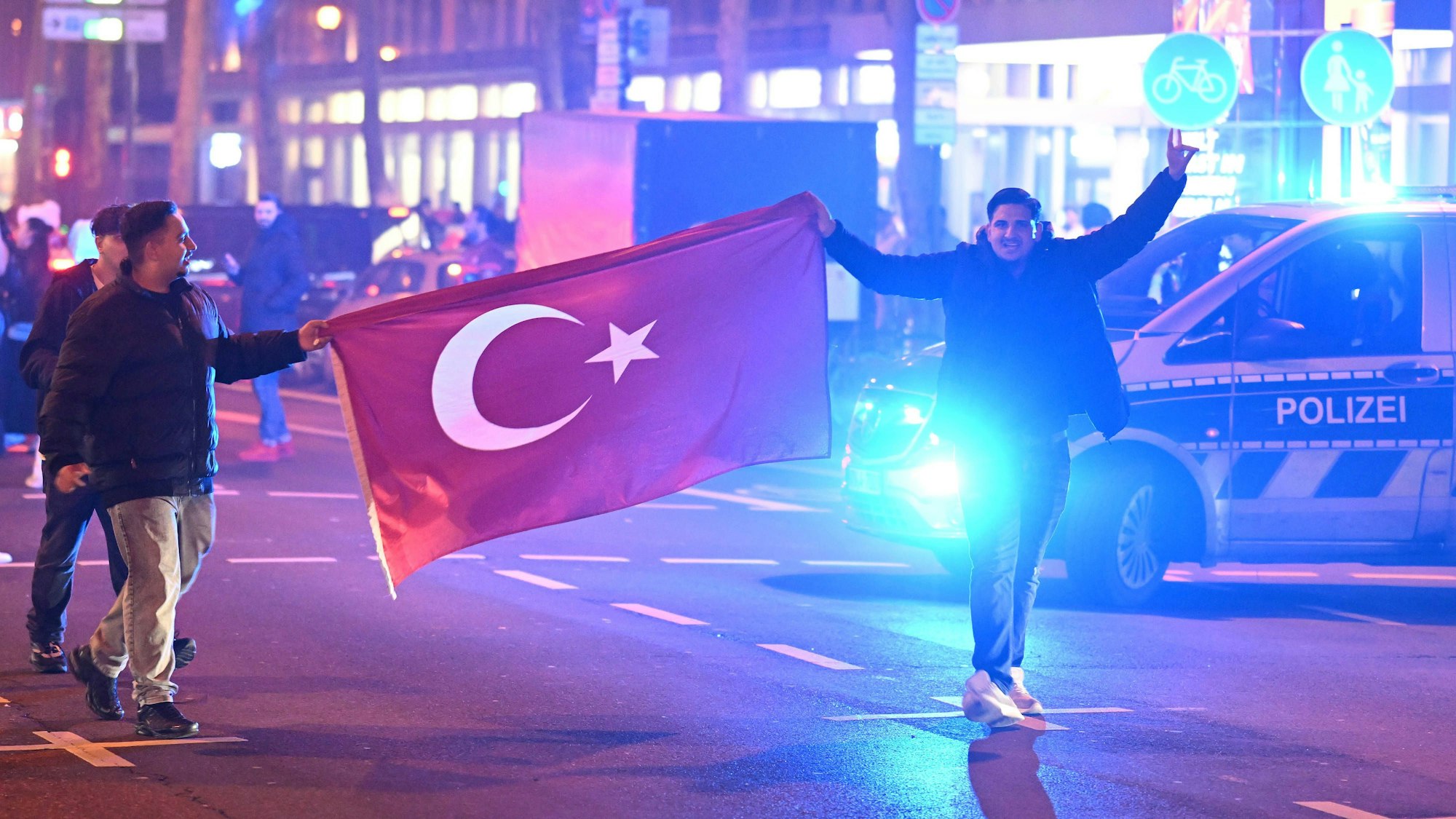 Türkische Fans feiern auf dem Hohenzollernring in Köln.