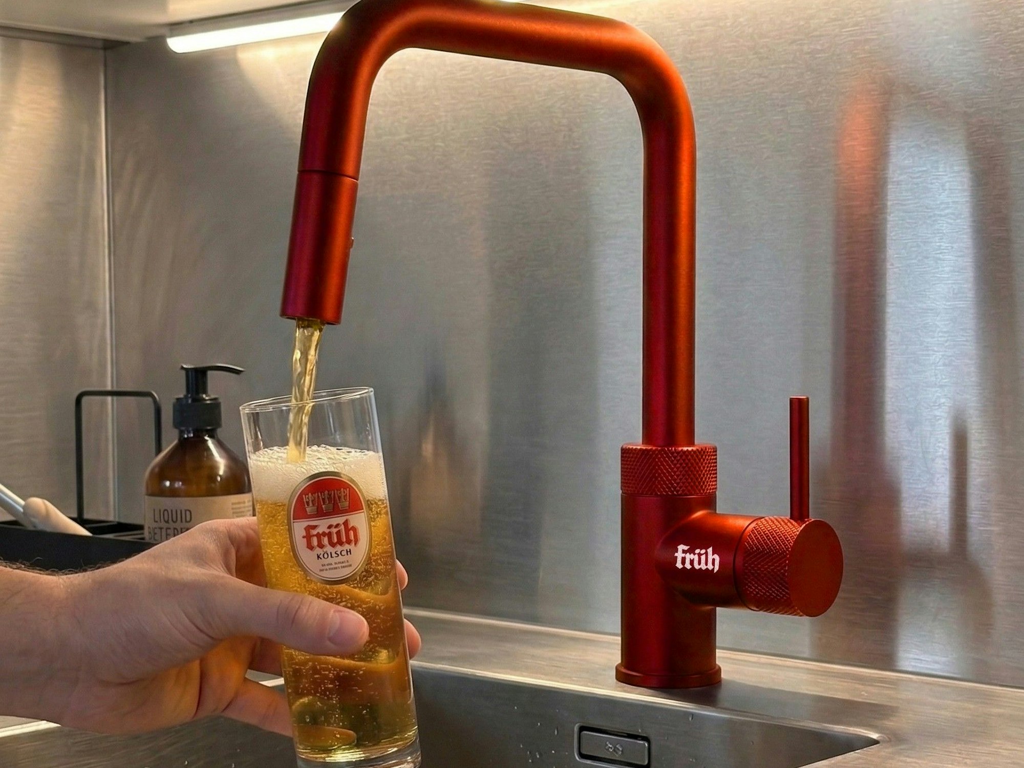 Das Kölsch soll aus einer eigenen Leitung direkt in der Küche zapfbar sein.