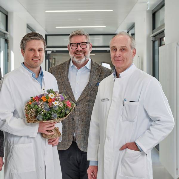 Tobias Klein (2. v. l.) ist seit dem 1. April 2026 Chefarzt der Kinder- und Jugendchirurgie am Kinderkrankenhaus Amsterdamer Straße. Er wird vom Ärztlichen Direktor der Kinderklinik, Michael Weiß (l.) und von den Geschäftsführern der Kliniken Köln, Daniel Dellmann und Axel Goßmann (r.), beglückwünscht.