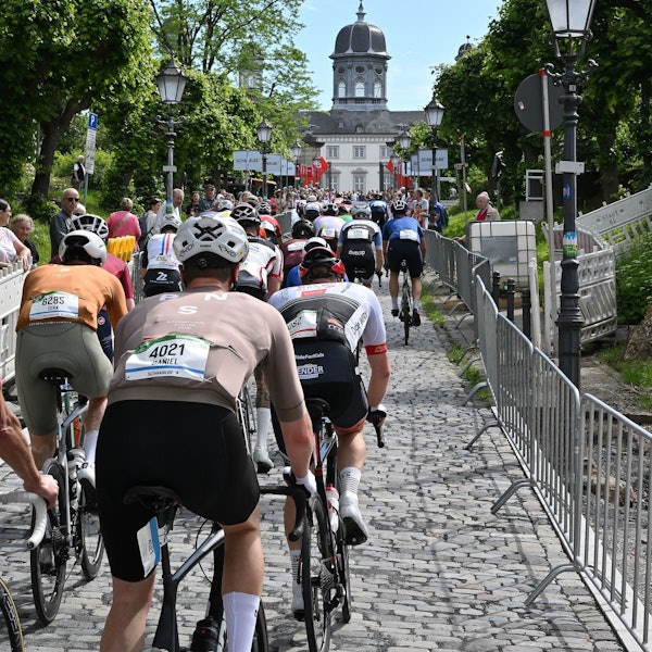 Das Elitefeld mit dem Blick auf das Neue Schloss