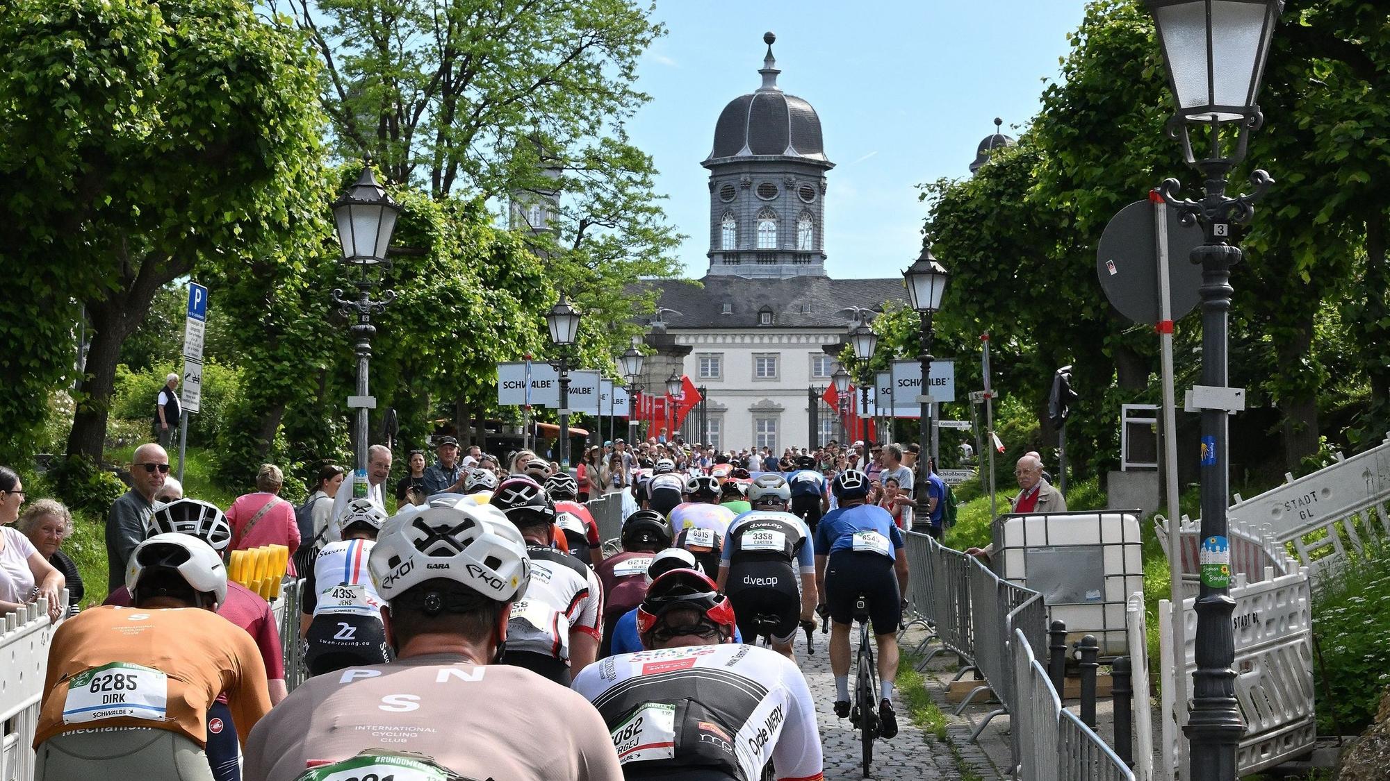 Das Elitefeld mit dem Blick auf das Neue Schloss