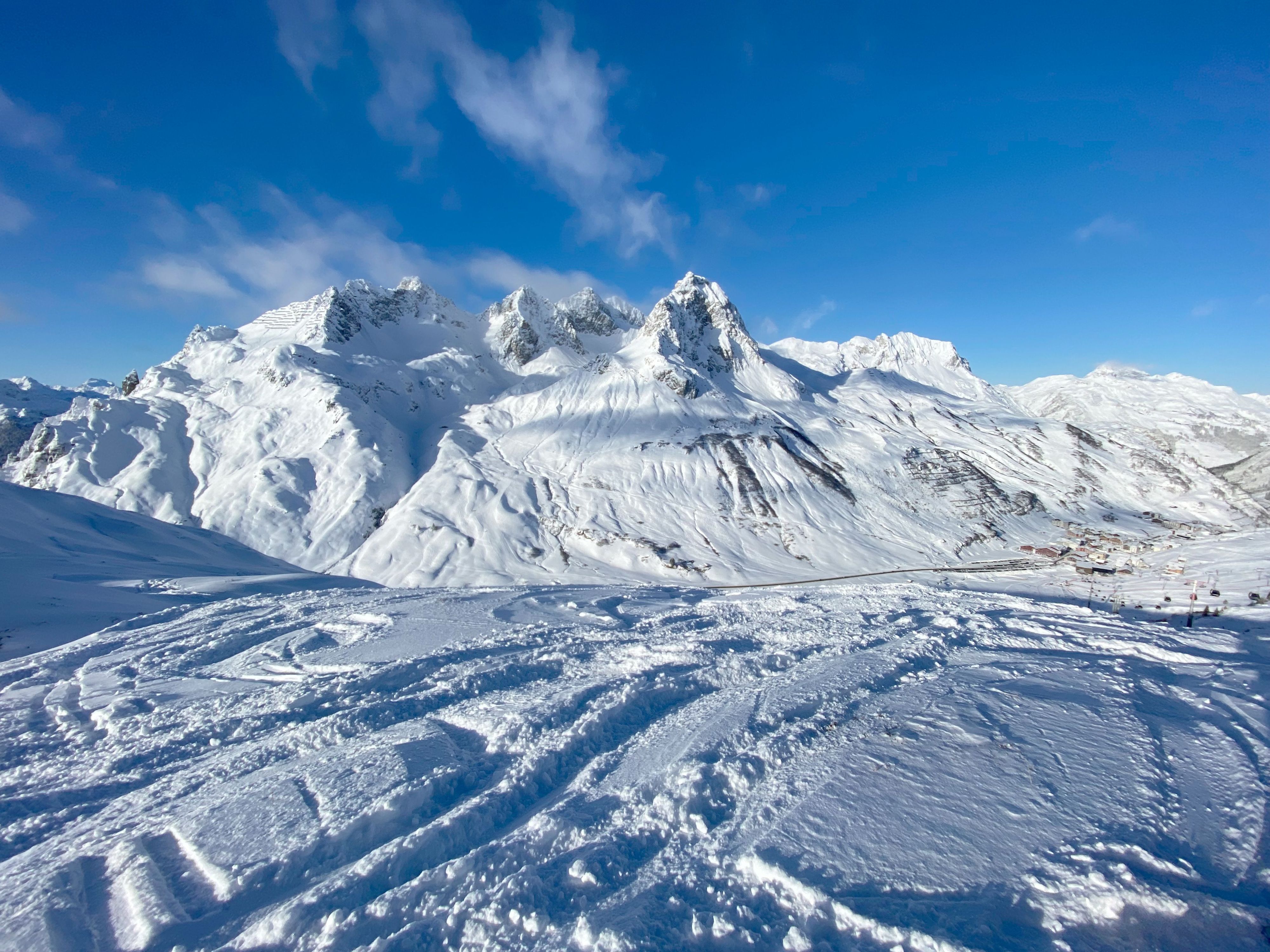 Österreich: Ein mit Schnee bedeckter Gebirgszug nahe Zürs am Vorarlberg (Archivbild). Aufgrund der vielen Schneefälle kurz vor Ostern droht vielerorts Lawinengefahr.