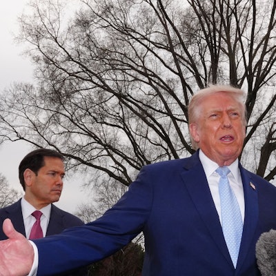 US-Präsident Donald Trump mit Außenminister Marco Rubio (l.) vor dem Weißen Haus.