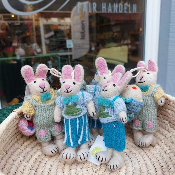 Osterhasen aus Filz und Strick.