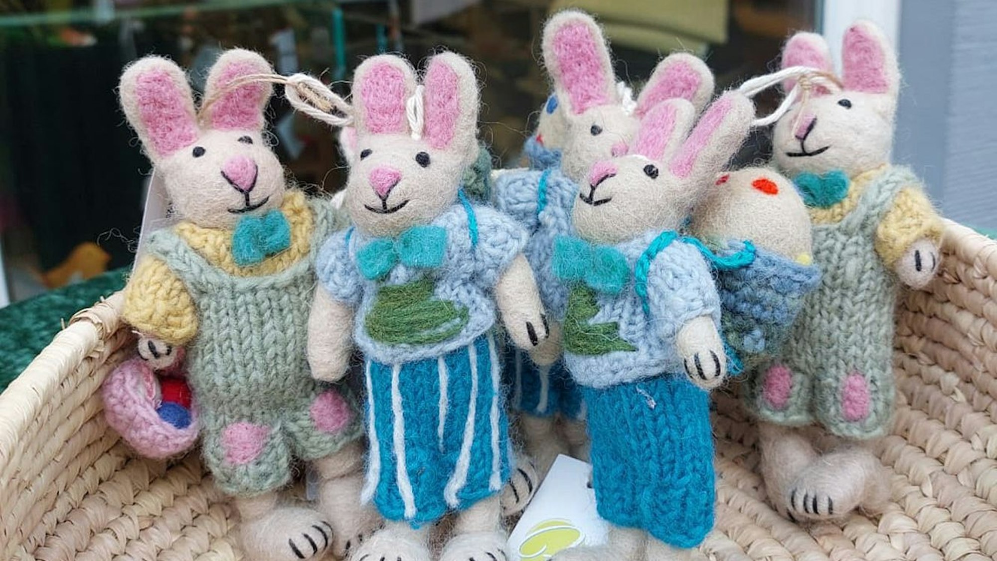 Osterhasen aus Filz und Strick.