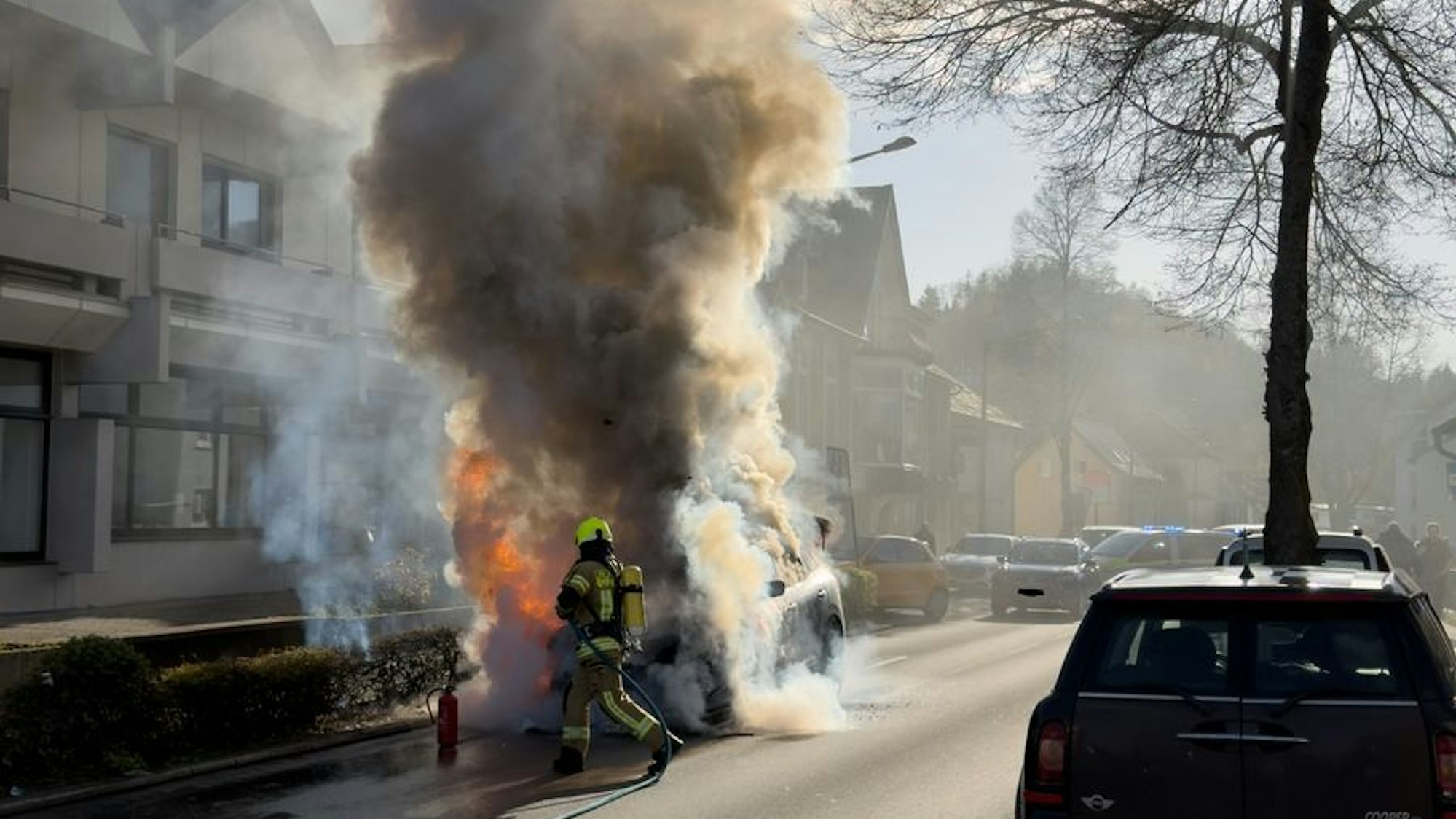 Ein brennendes Auto in Königswinter-Ittenbach.