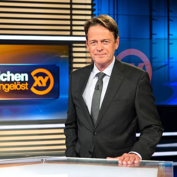 Das Bild zeigt den Moderator Rudi Cerne.