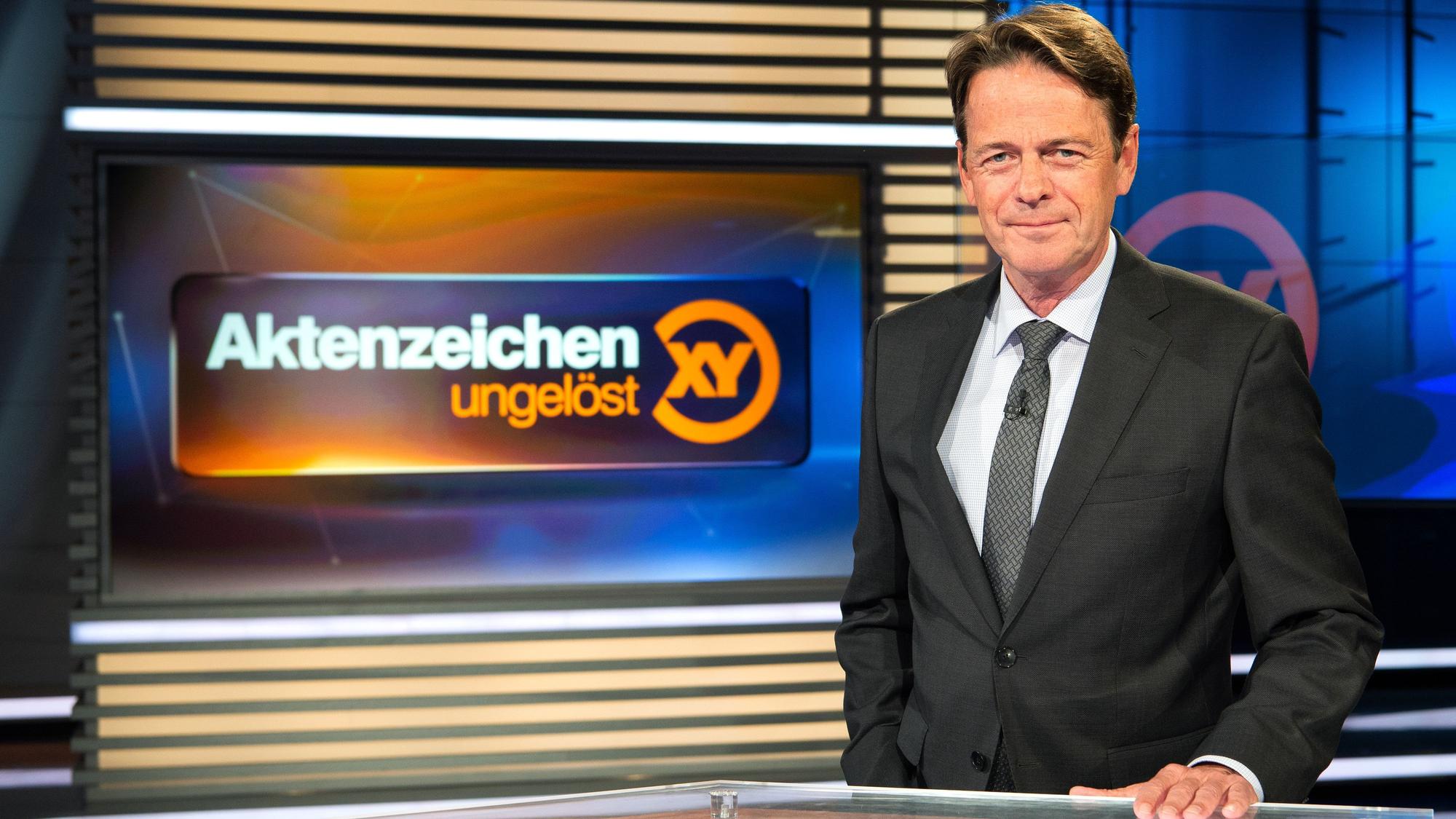 Das Bild zeigt den Moderator Rudi Cerne.