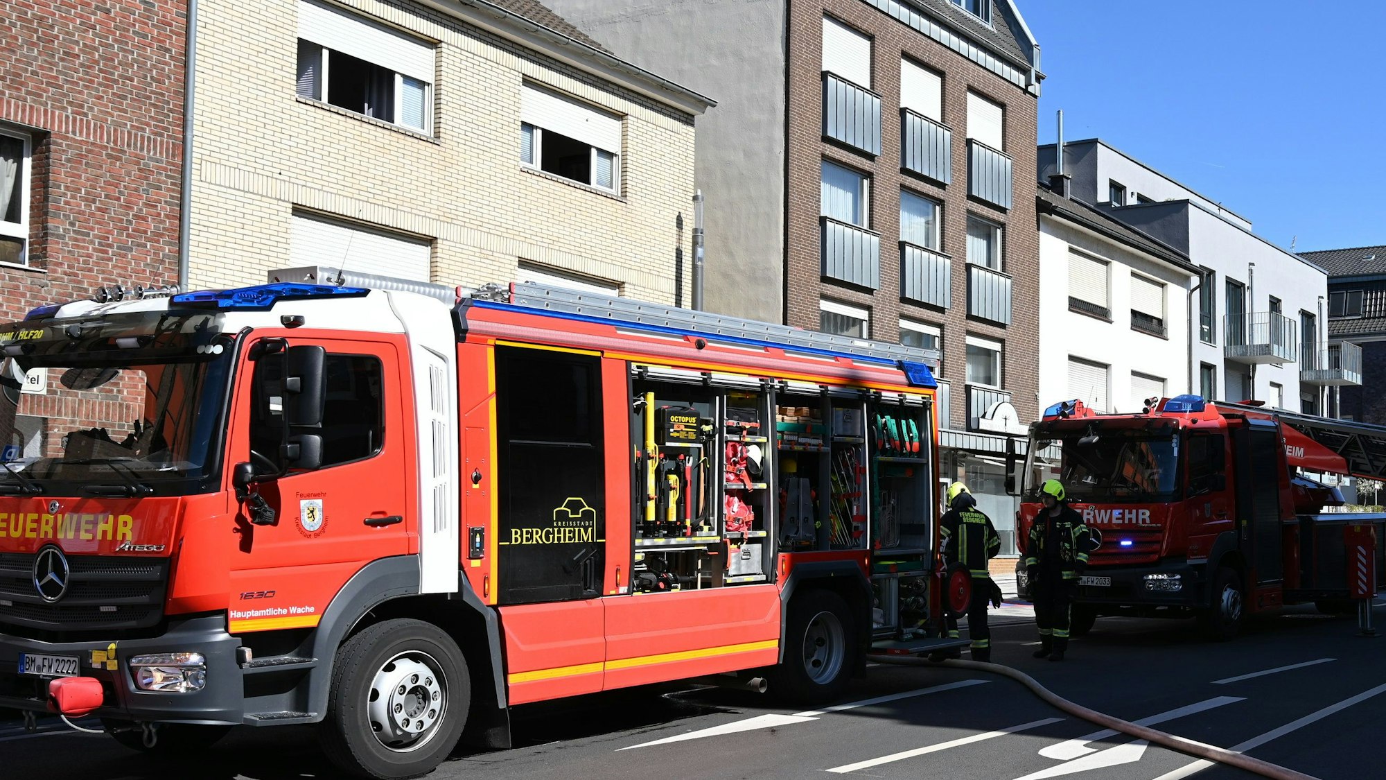Das Bild zeigt Feuerwehrfahrzeuge auf der Kölner Straße in Bergheim
