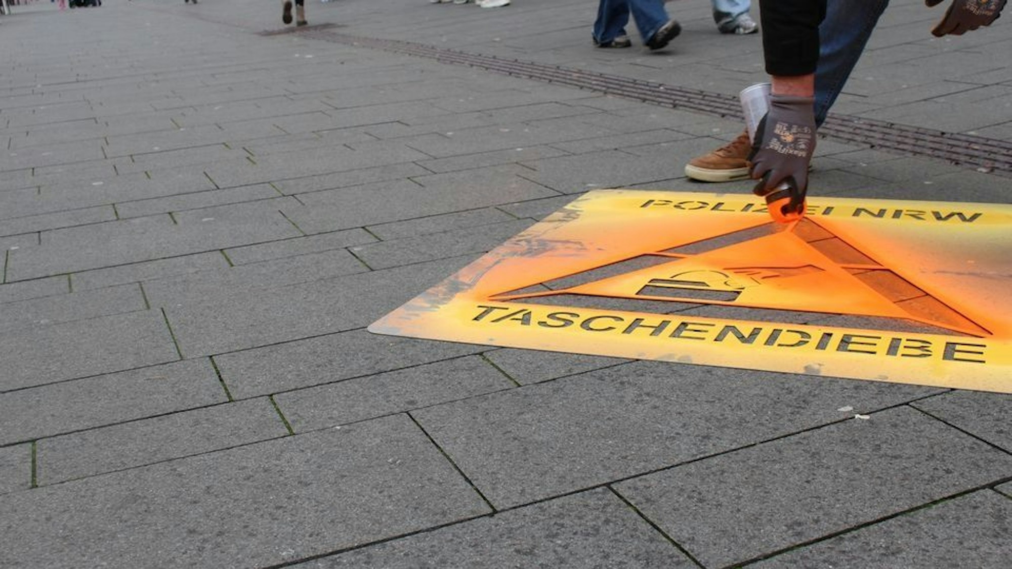 Sprühaktion der Polizei gegen Taschendiebstahl in Bergisch Gladbach.