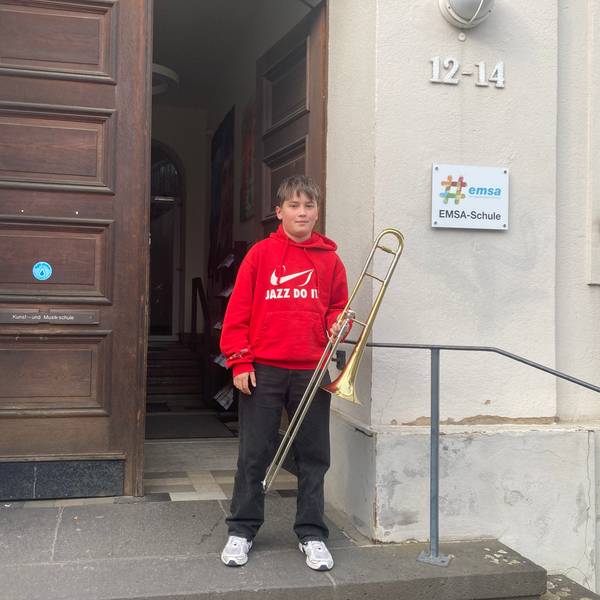 Das Bild zeigten einen 10-jährigen Jungen mit seiner Posaune.