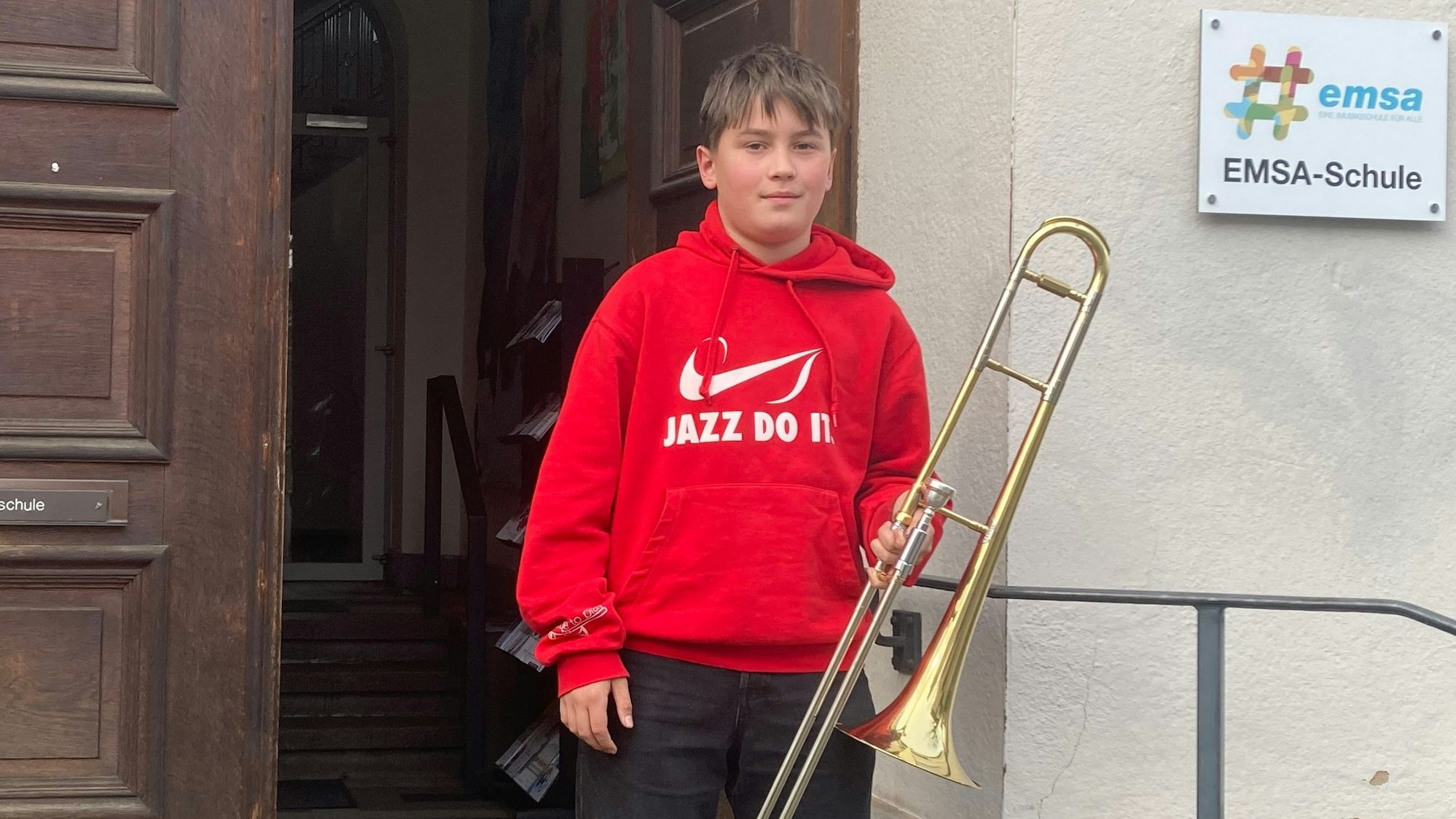 Das Bild zeigten einen 10-jährigen Jungen mit seiner Posaune.