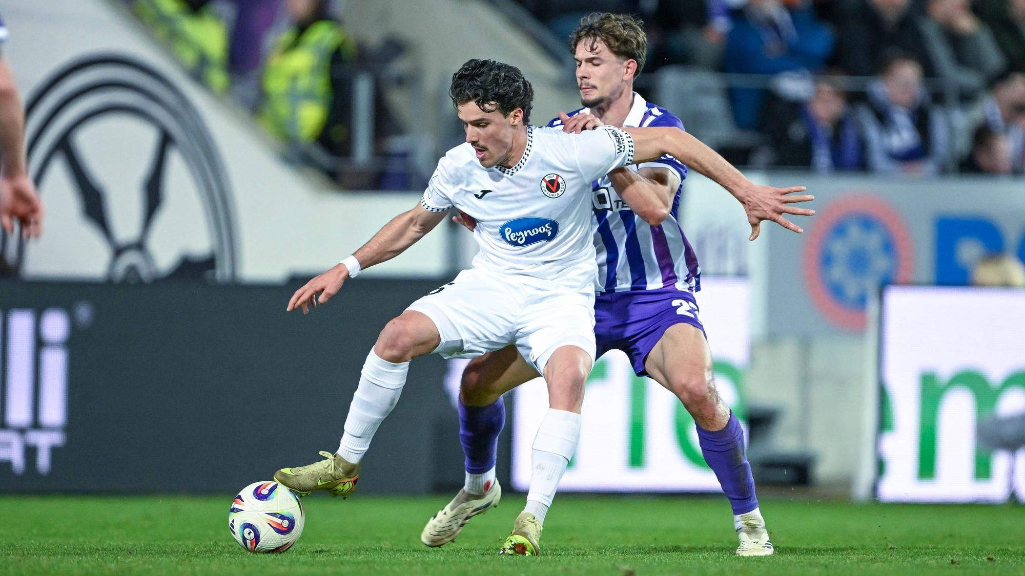 3. Liga - 25/26 - VfL Osnabrück - Viktoria Köln am 03.03.2026 an der Bremer Brücke in Osnabrück Leonhard Münst / Muenst Koeln im Zweikampf gegen Robin Fabinski Osnabrueck *** 3 Liga 25 26 VfL Osnabrück Viktoria Köln on 03 03 2026 at Bremer Brücke in Osnabrück Leonhard Münst Muenst Koeln in a duel against Robin Fabinski Osnabrueck MT