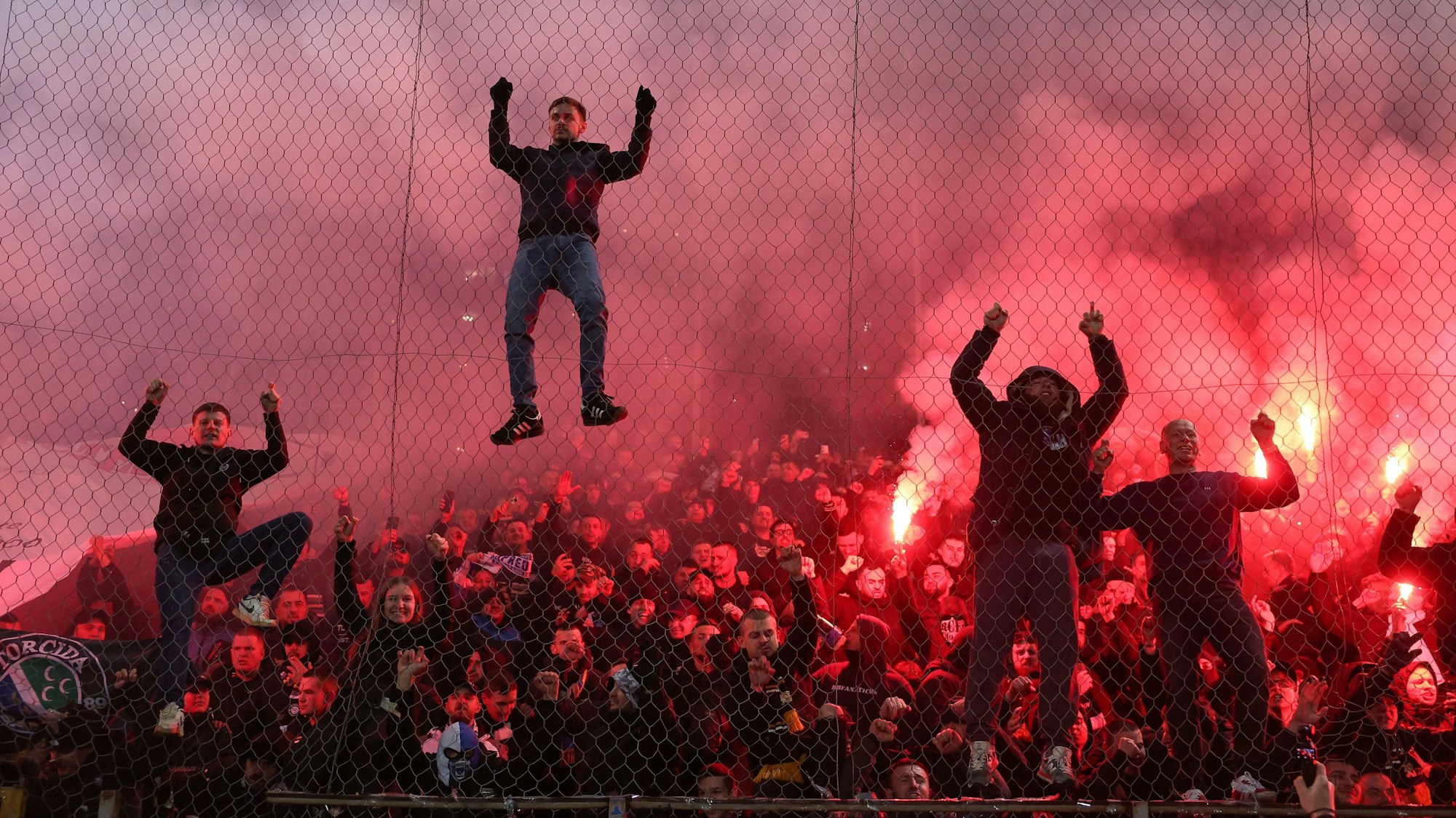 Fans reagieren nach einem Elfmeterschießen am Ende des WM-Qualifikationsendspiels zwischen Bosnien und Italien in Zenica, Bosnien.